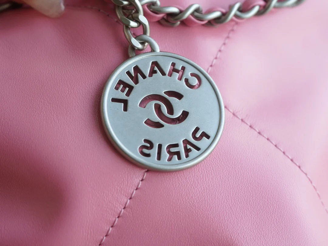 Новинка сезона весна/лето 2023 от Chanel - сумка 22 - мини - розовая с серебряной пряжкой