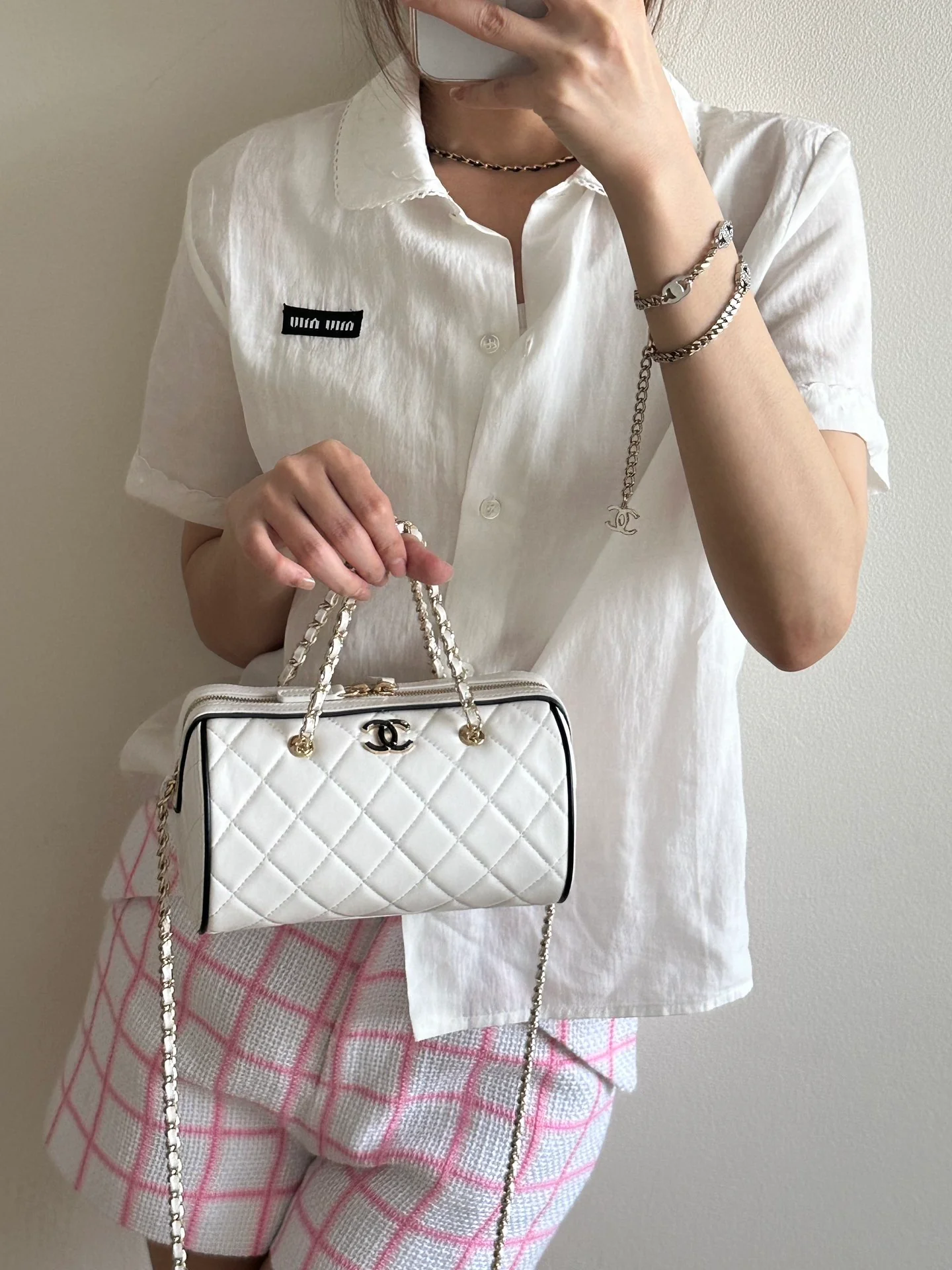 Мини-шар для боулинга Chanel 25 пенсов, весенне-летний, из овечьей кожи, белый с черной отделкой.