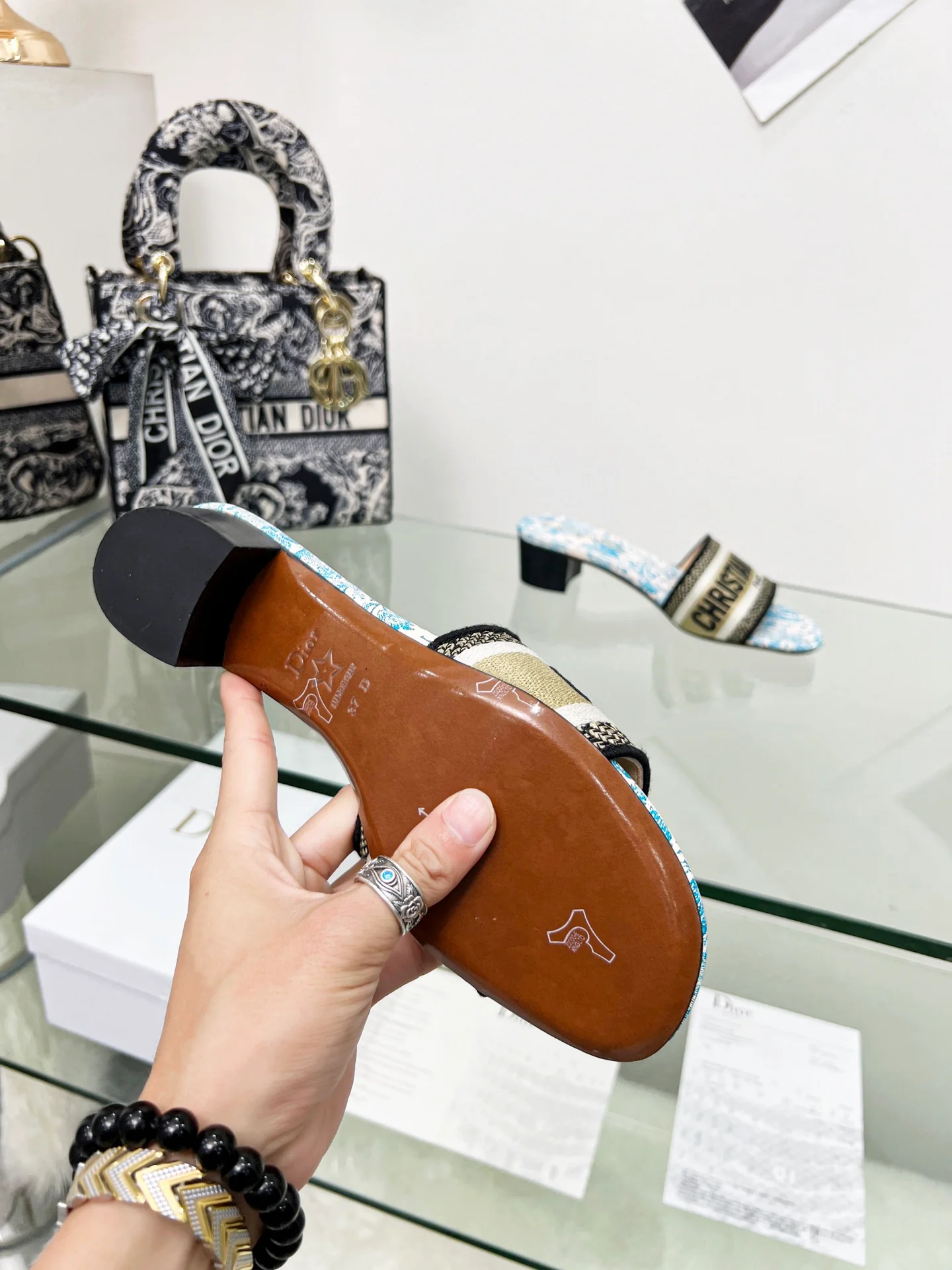 Новинка сезона весна/лето 2022 — туфли на каблуке с вышитыми буквами.