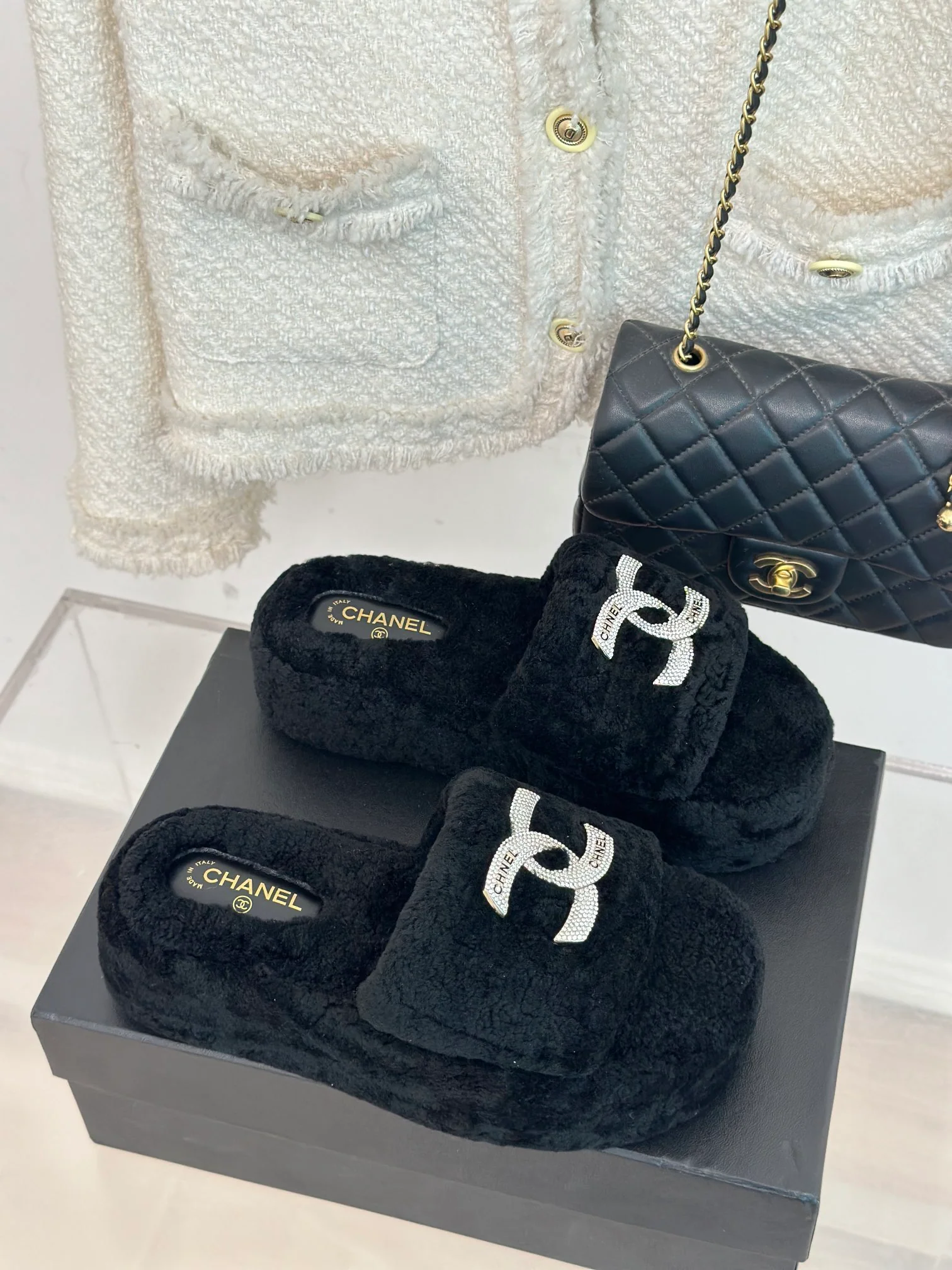 Классические всесезонные домашние тапочки Chanel Double C с меховой подкладкой и открытой пяткой - черные.