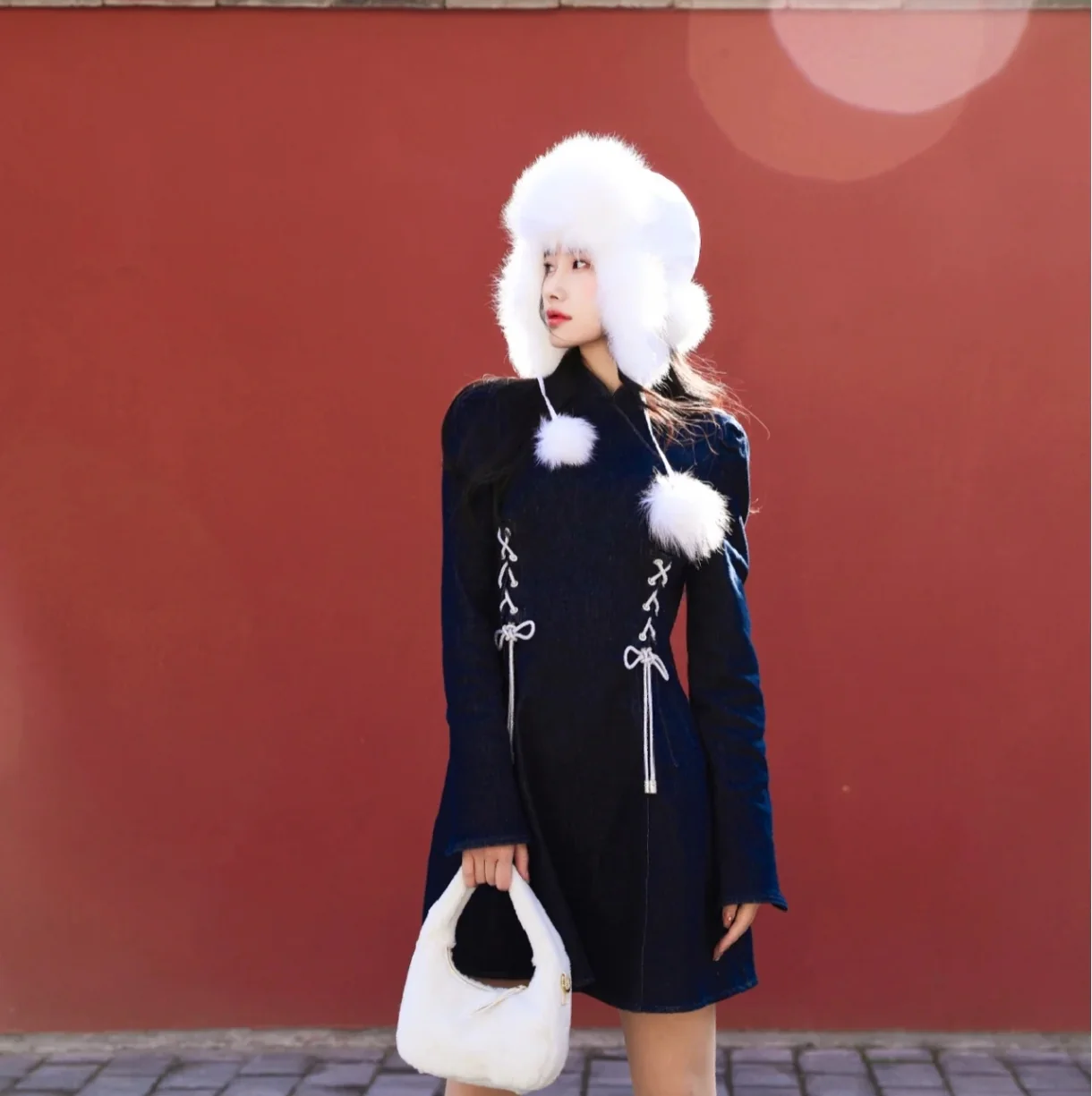 Сумка Miu Miu Wander - белая флисовая - на фото.