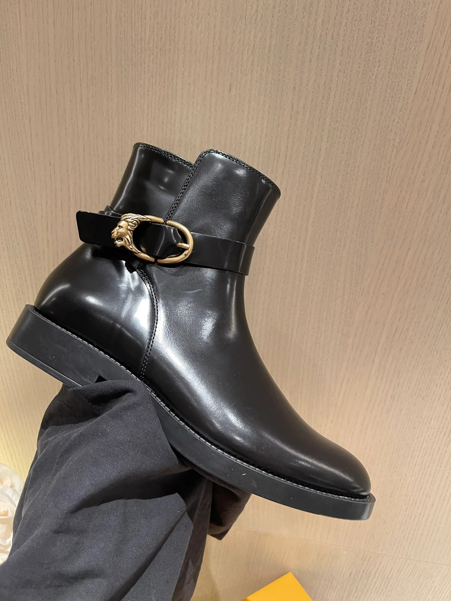 Tods - Новинка сезона осень/зима 2022 - Ботильоны с разрезом и бисером