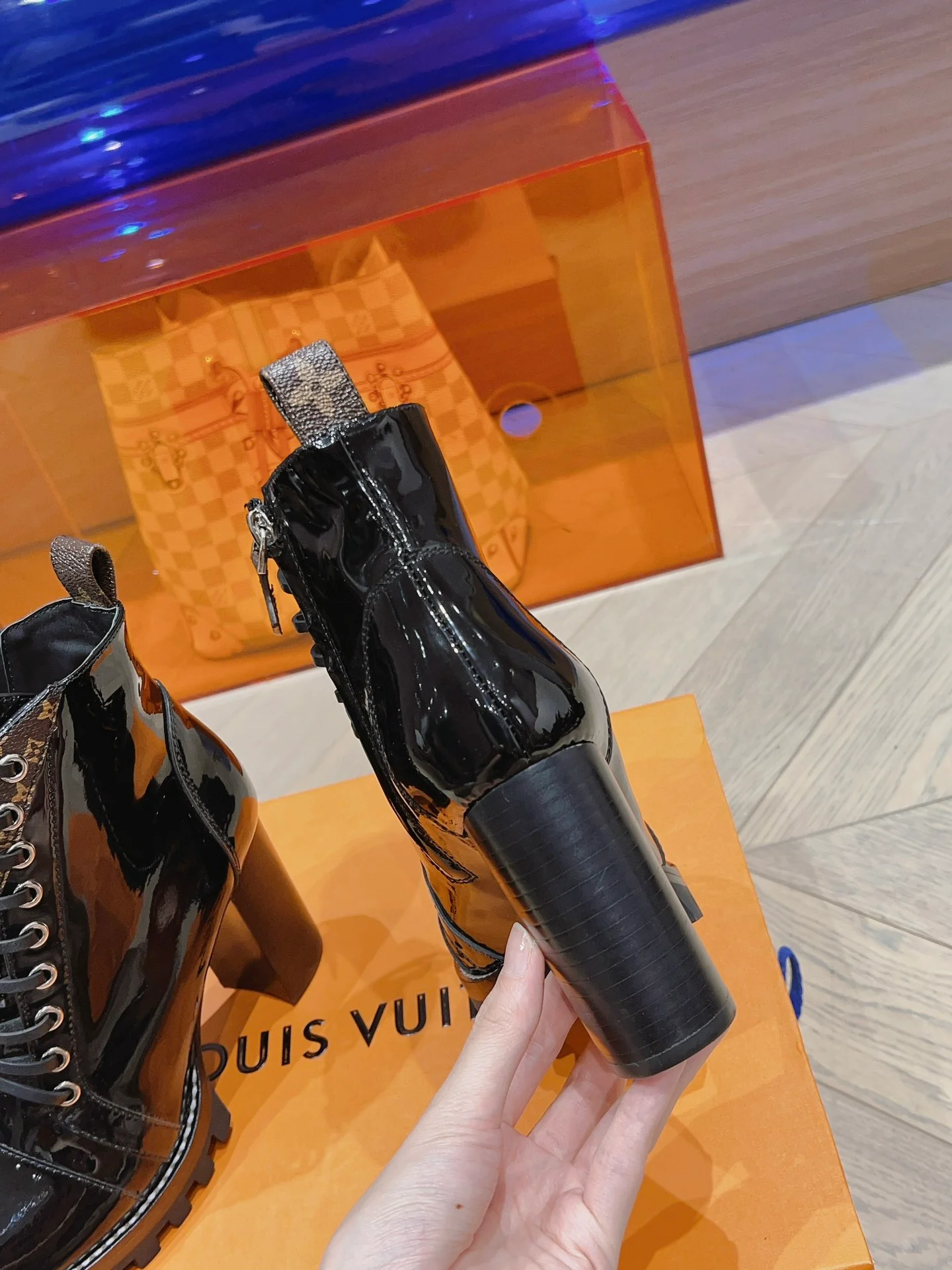 Новинка сезона осень/зима 2023 от LV - Ботильоны на высоком каблуке - Лакированная кожа, черные