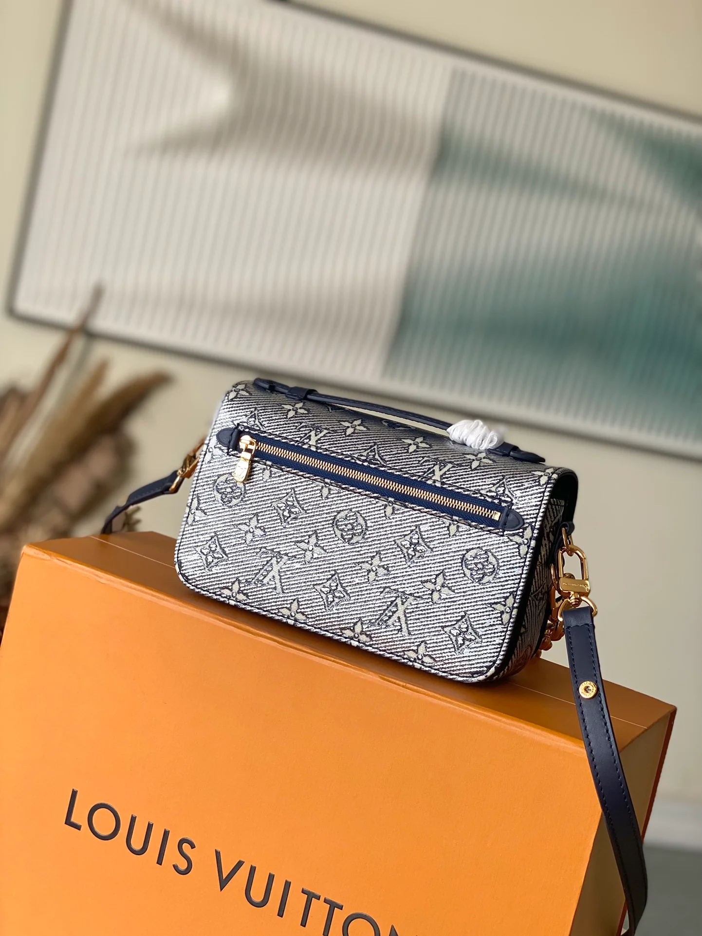 m22834-LV-pochette-metis-east-west-handbag