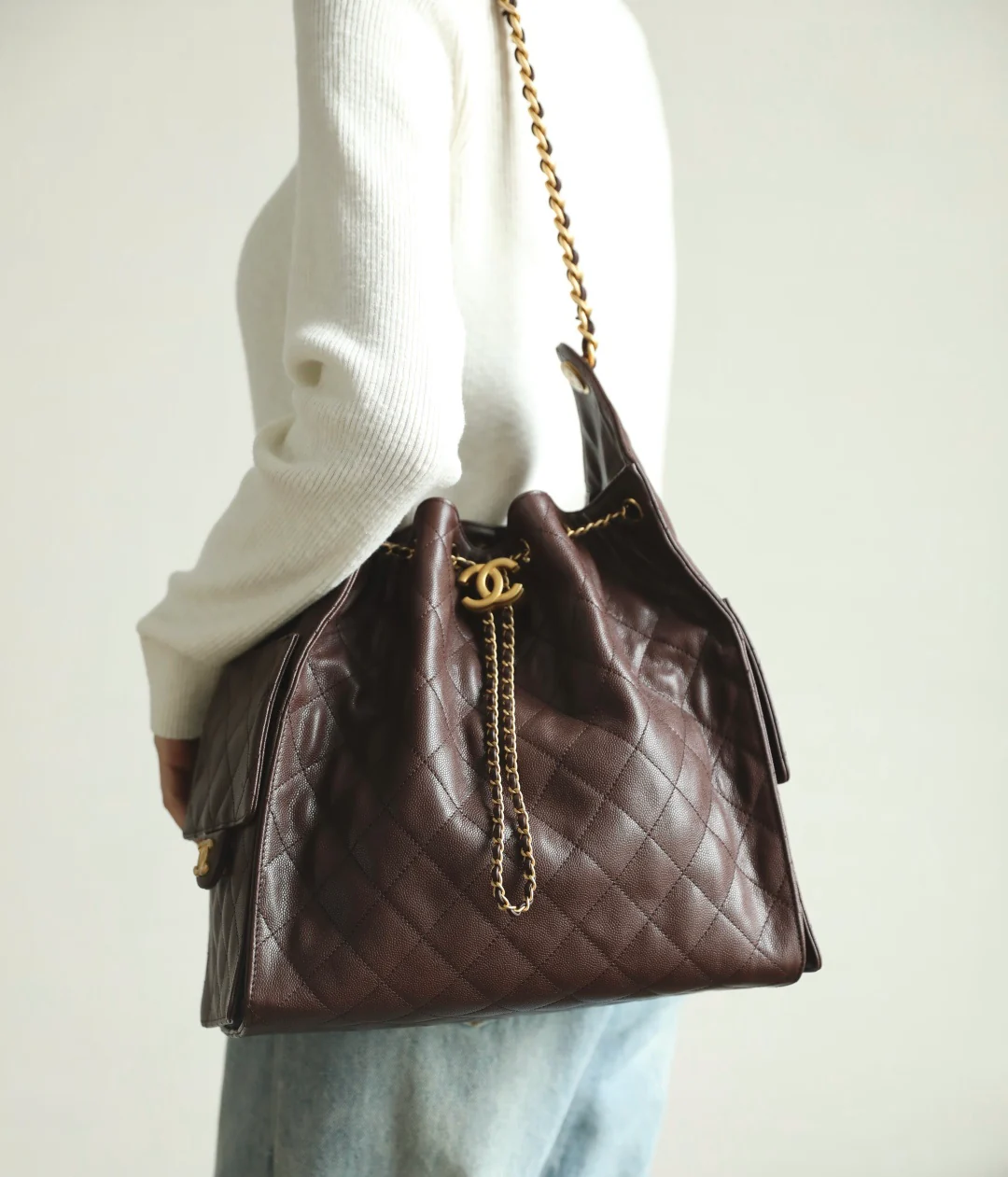 Сумка Chanel 25 - Хиппи-хобо - Шоколадный, средний размер - Золотая пряжка