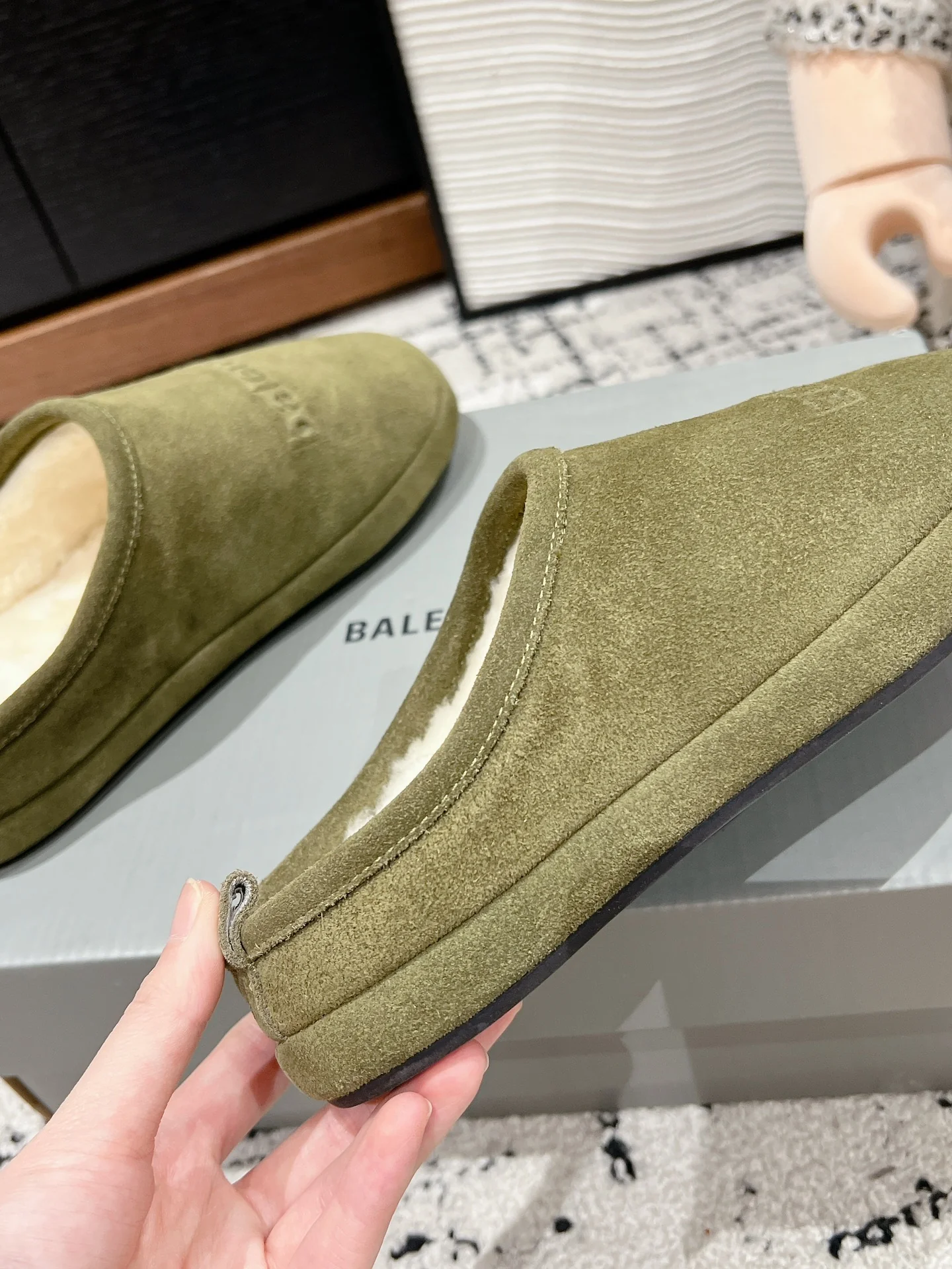 Меховые тапочки Balenciaga 2024 - зеленые