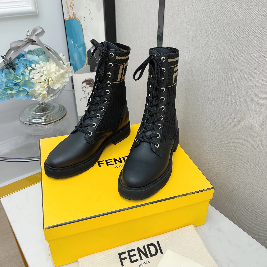 Новинки осенне-зимней коллекции Fendi 2022: ботинки Dr. Martens, ботильоны.