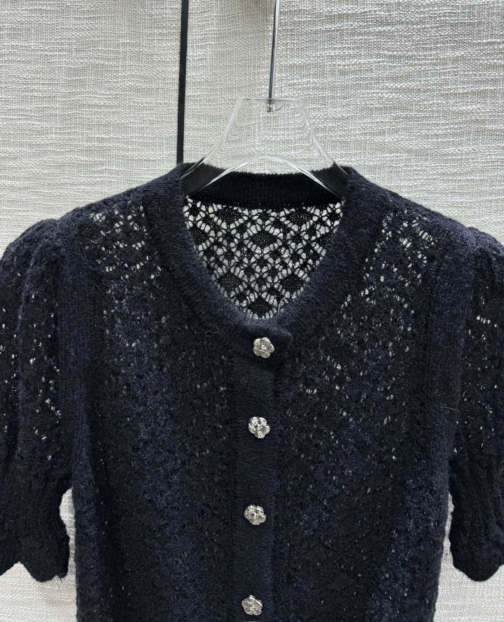 Chanel 2403-24 Новинка ранней весны: вязаный кардиган с короткими рукавами и ажурным узором ?фонарик? - черный