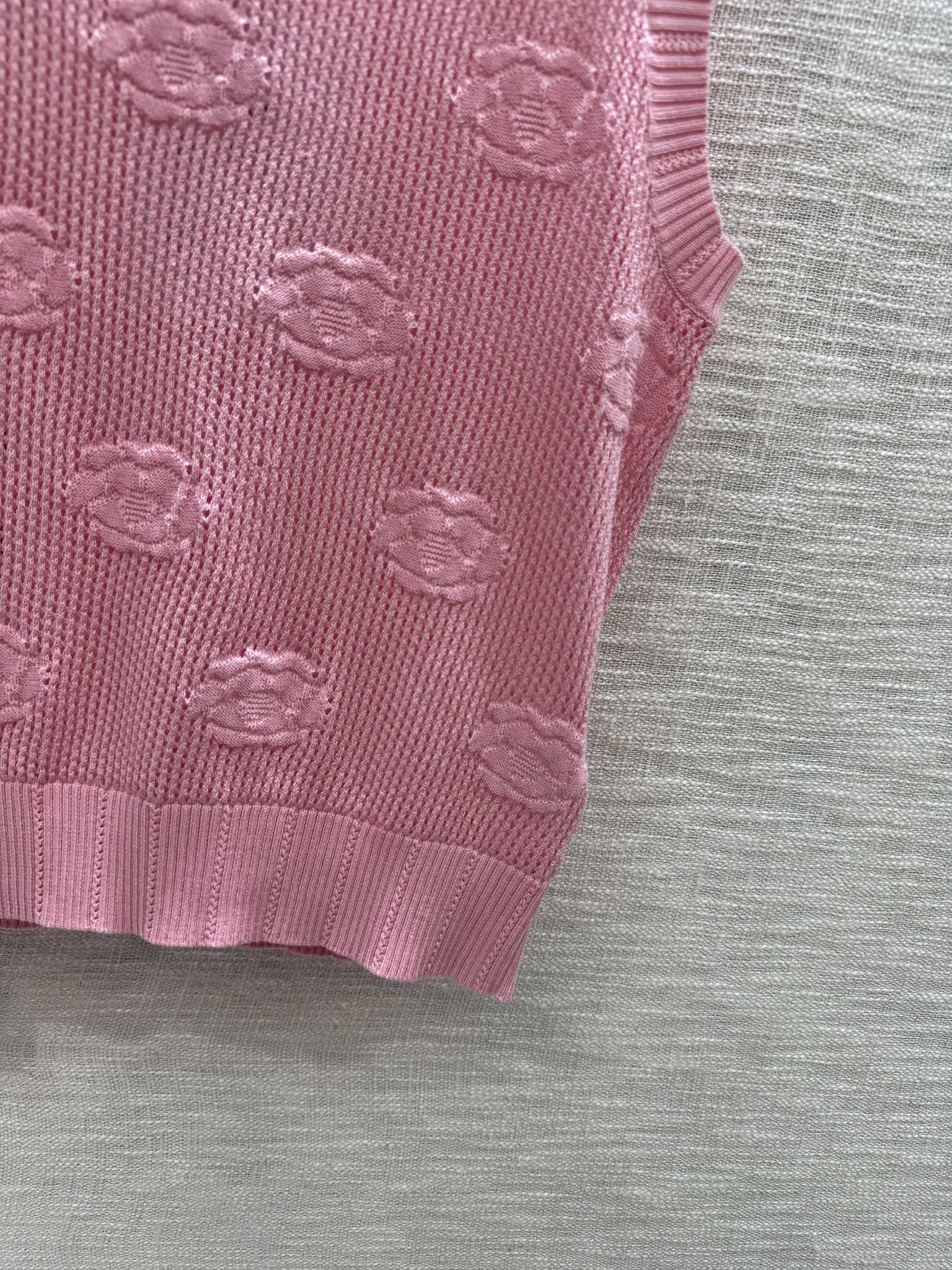 Вязаный жилет Chanel 2403 Camellia с ажурной отделкой - розовый