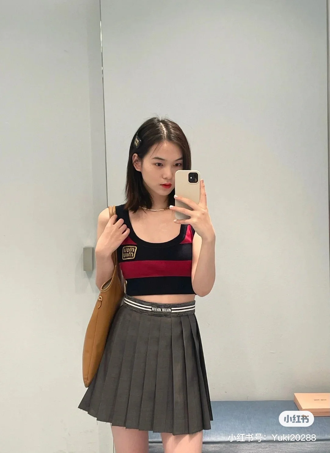 Miu Miu - Весна/Лето 2404-24: Новинка: вязаный жилет в полоску с цветовыми блоками