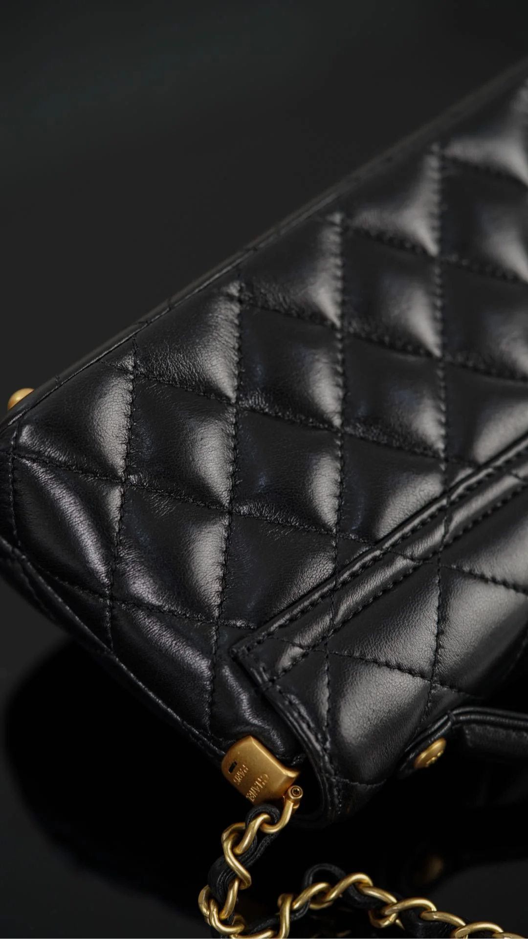 Chanel 25p - Сумка с горизонтальной ручкой и клапаном - Черно-золотая