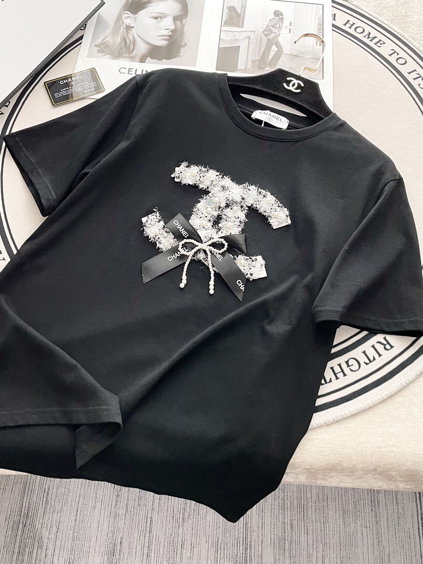 Футболка Chanel 2403 с коротким рукавом, украшенная объемными 3D-эффектами - Черная