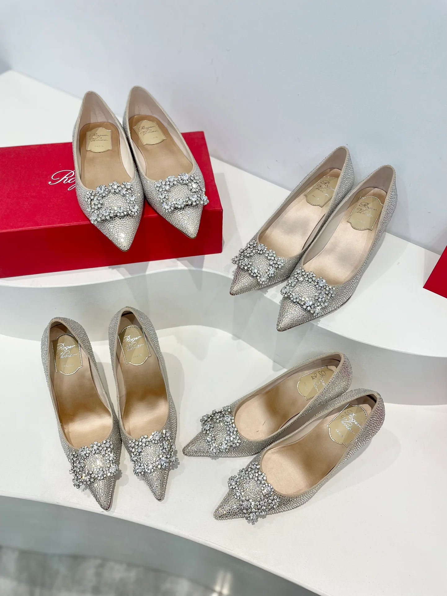 Обувь RV - Серия ?Кристальные туфли? - Туфли на низком каблуке со стразами - Серебристые