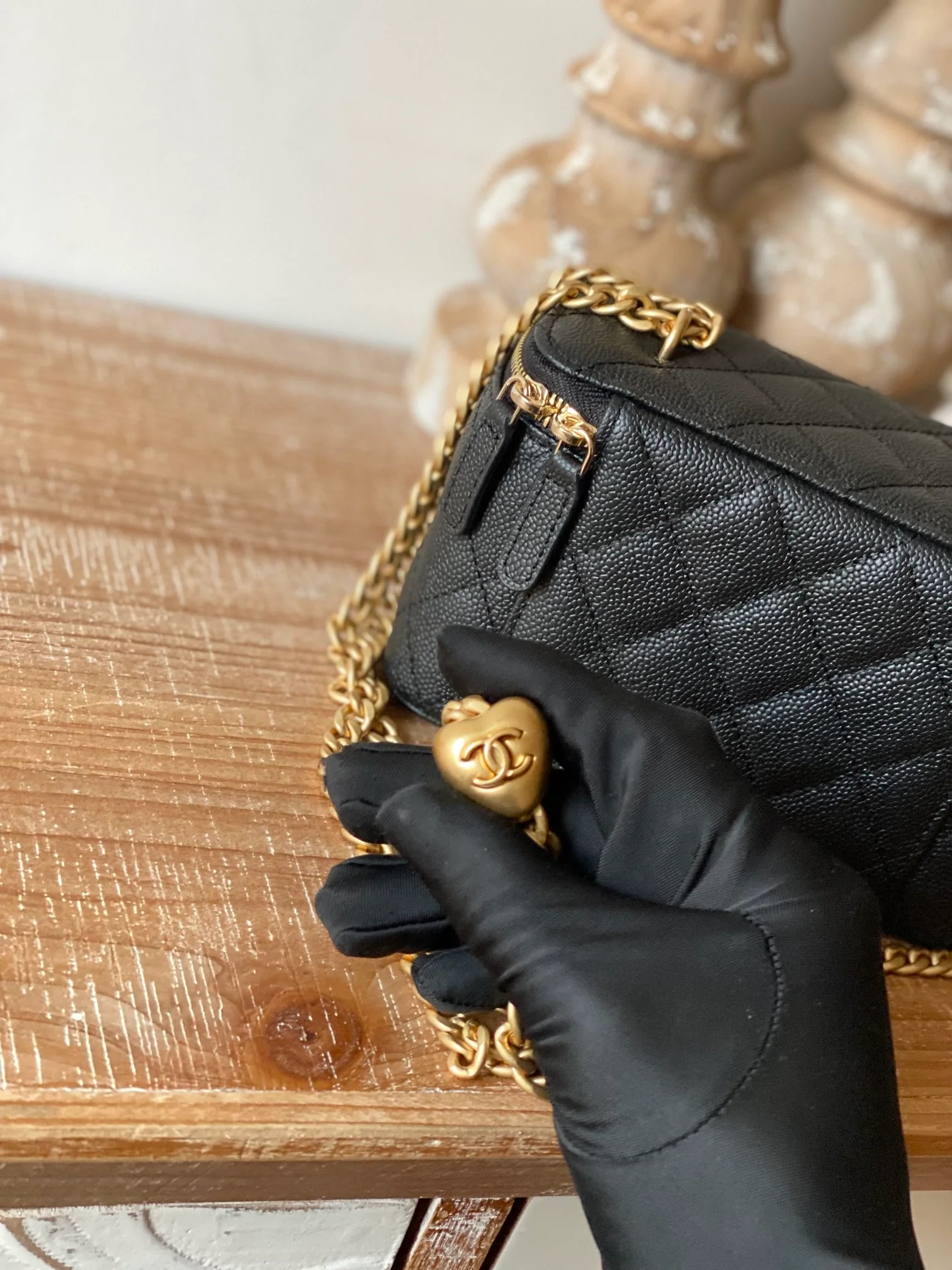 Новинка сезона весна/лето 2023 от Chanel - косметичка в форме сердца на цепочке