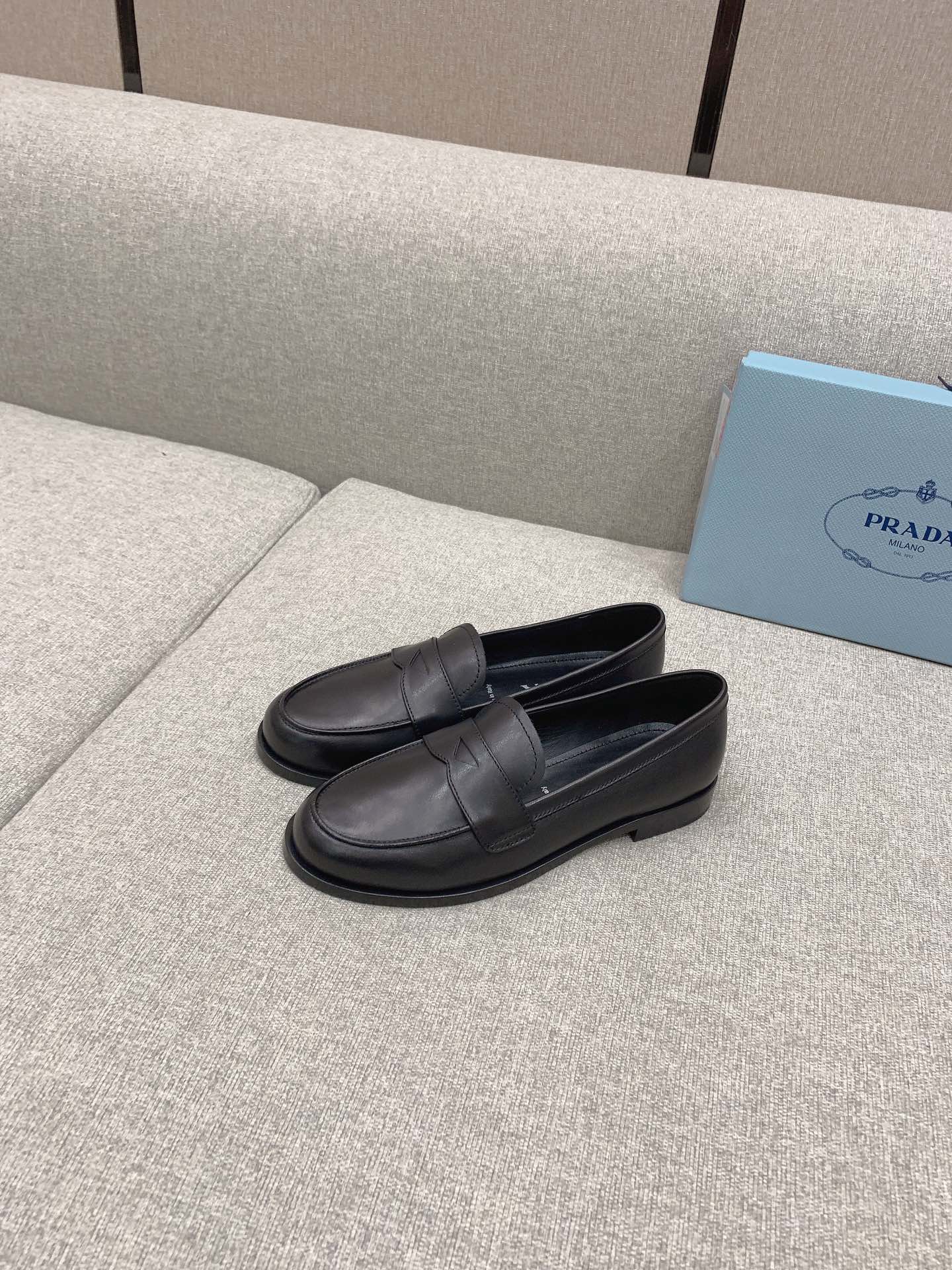 Обувь Prada - плоские лоферы Prada