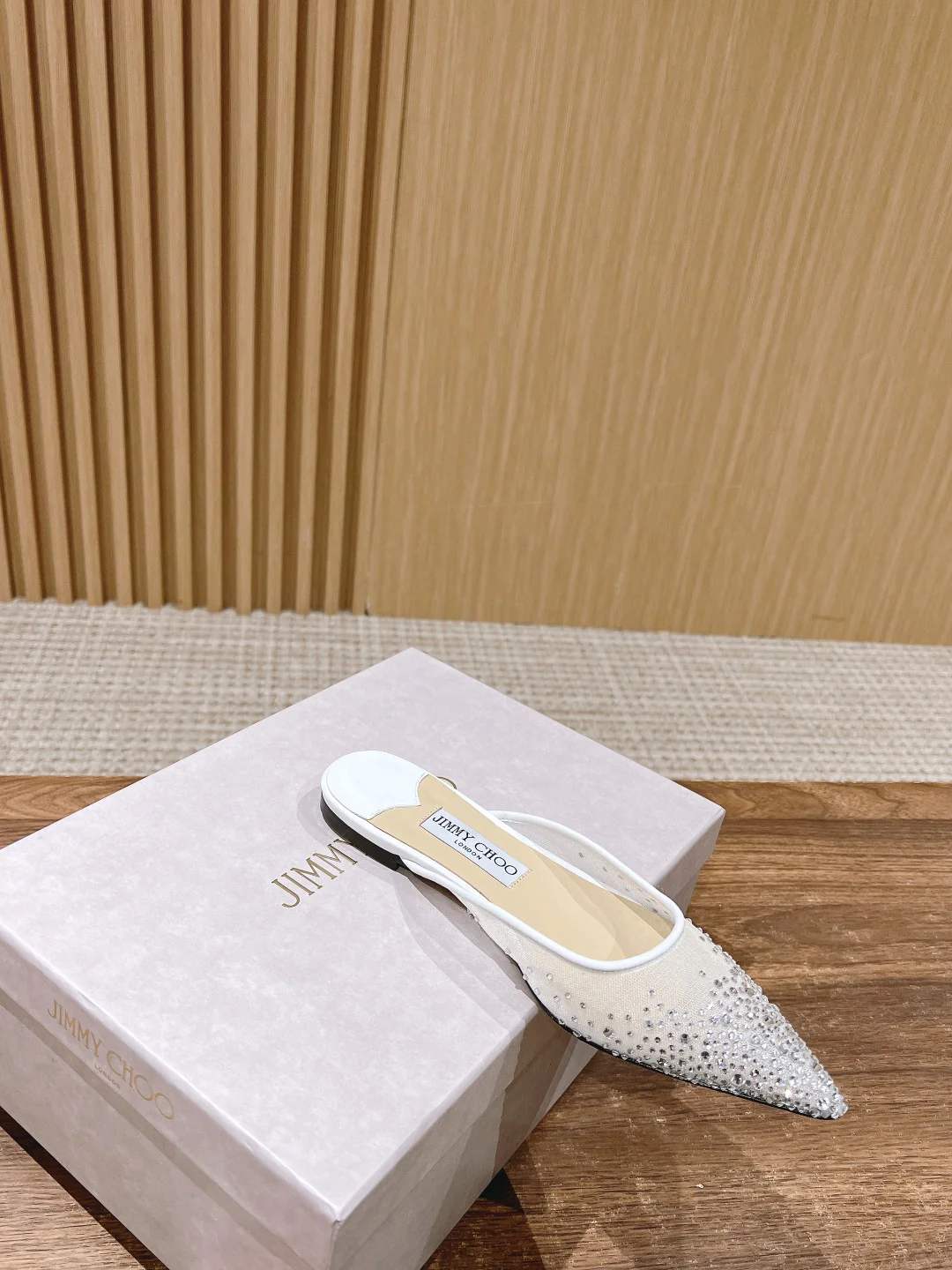 Сандалии Jimmy с сетчатым верхом и стразами, белые.