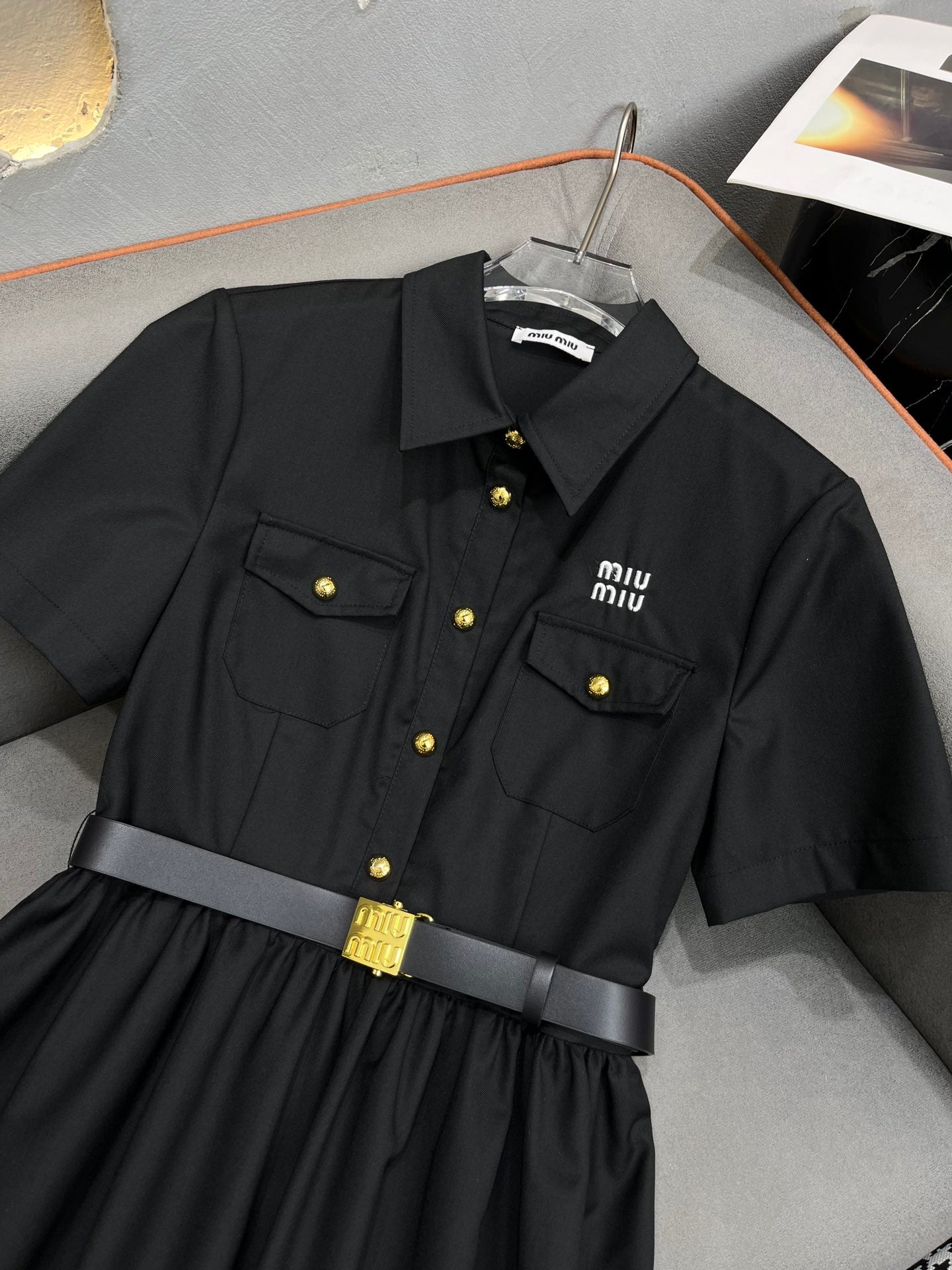 Miu Miu - Летнее платье нового стиля 2404-24ss с отложным воротником, вышивкой в ??виде букв и поясом - Модное черное