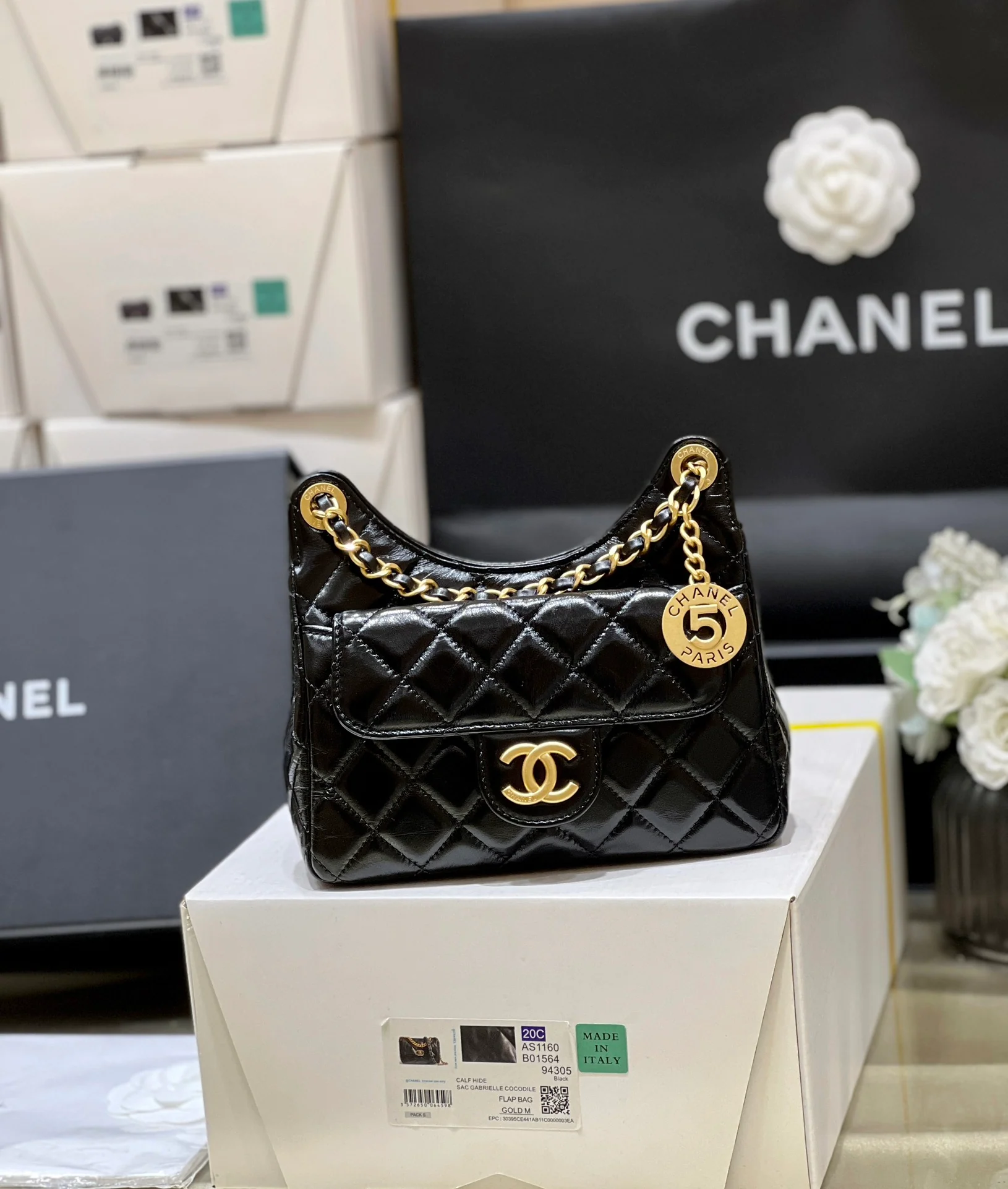 Сумка-хобо Chanel 23c из коллекции ?Ранняя весна? — черная кожа, обработанная маслом.