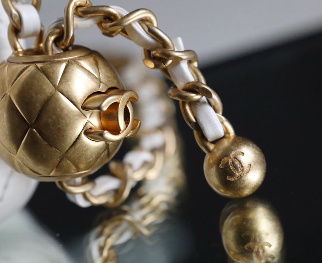 Chanel - Золотая сумка-клапан с шариком из углеродного волокна - Белая