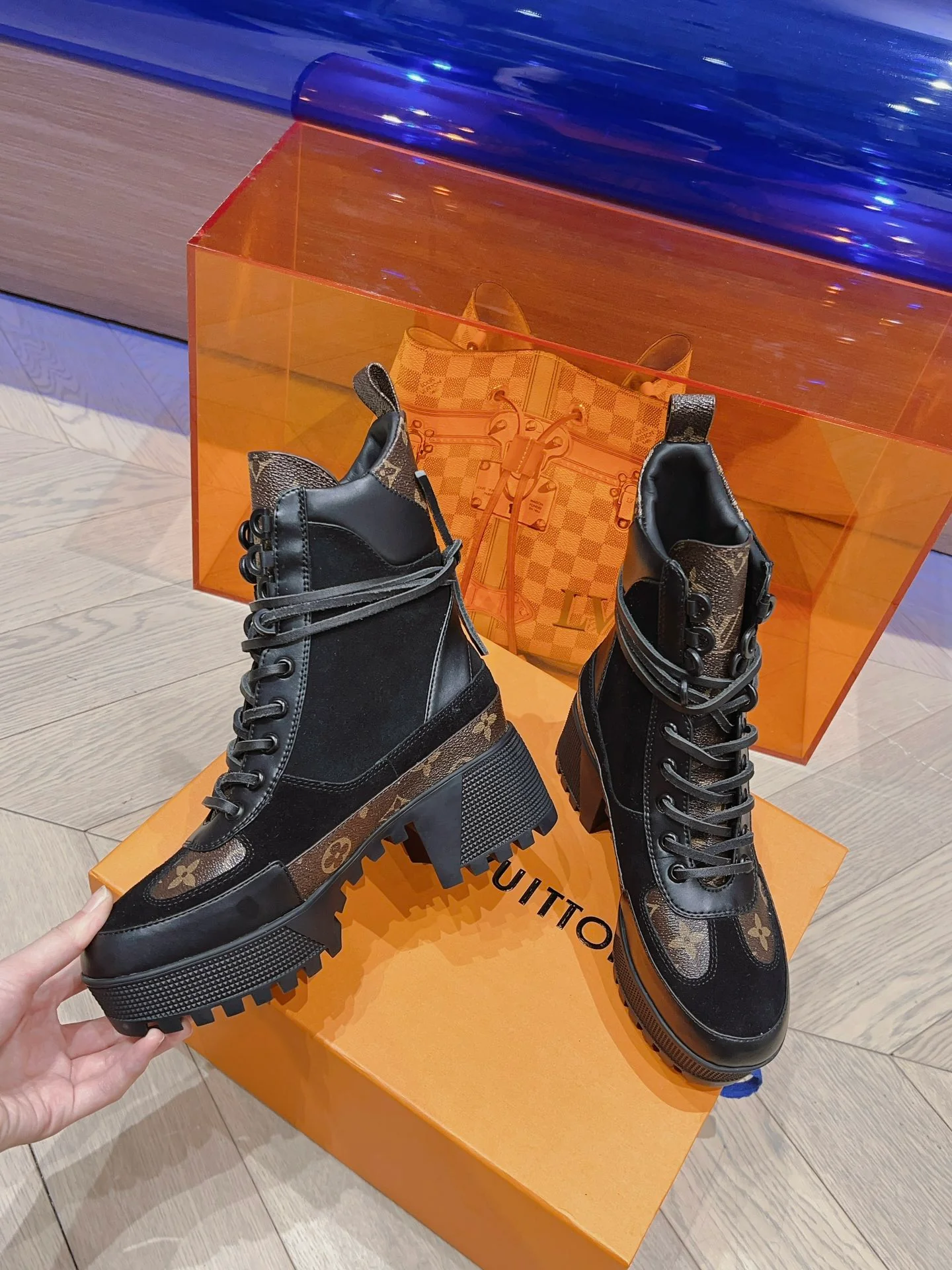 Новинка осенне-зимней коллекции LV 2023 — Ботинки Мартин на высоком каблуке из черной замши.