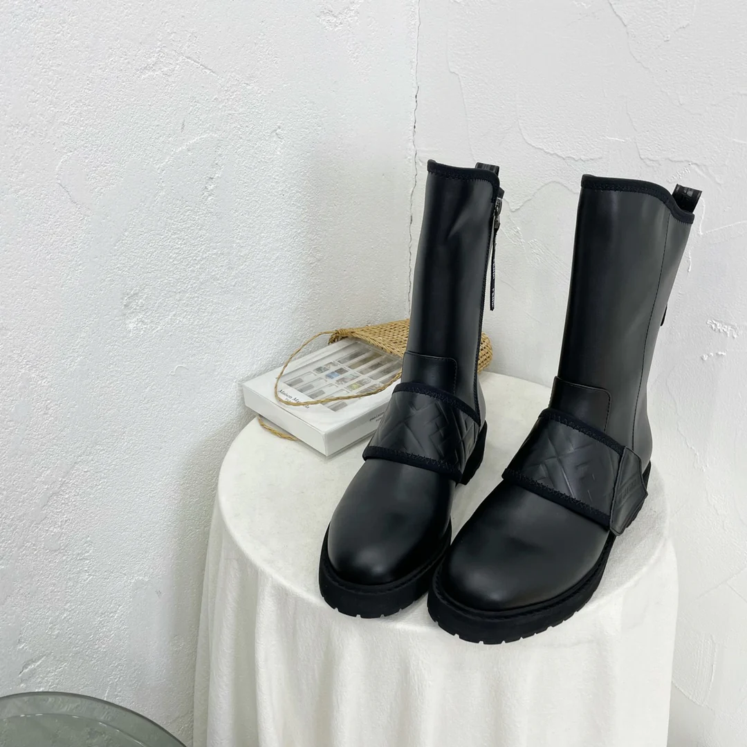 Стильные высокие сапоги Fendi