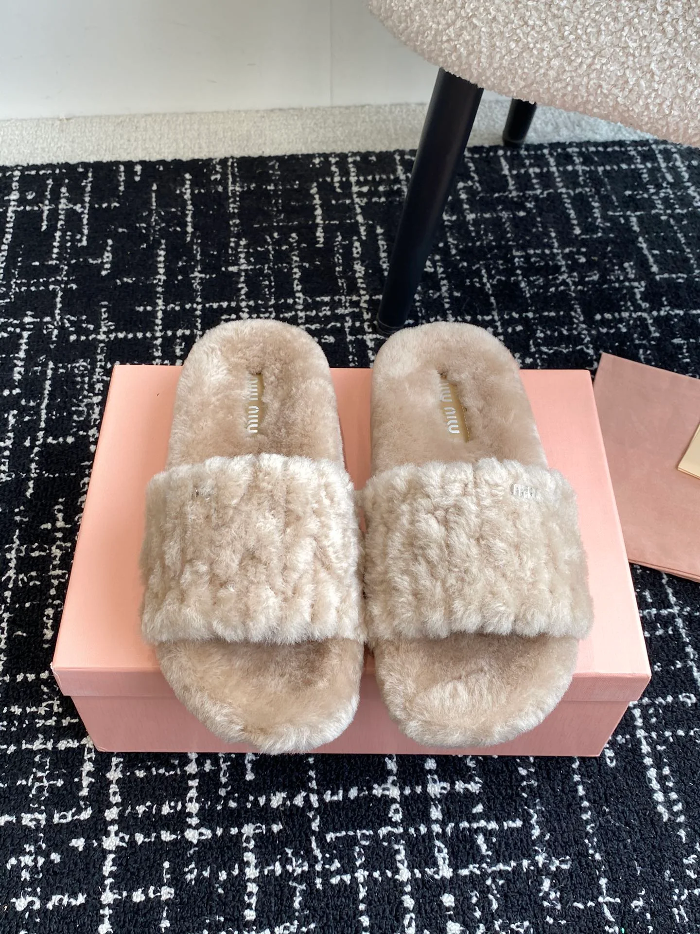 Шерстяные тапочки Miu Miu 2024 — цвет ?Молочный чай?.