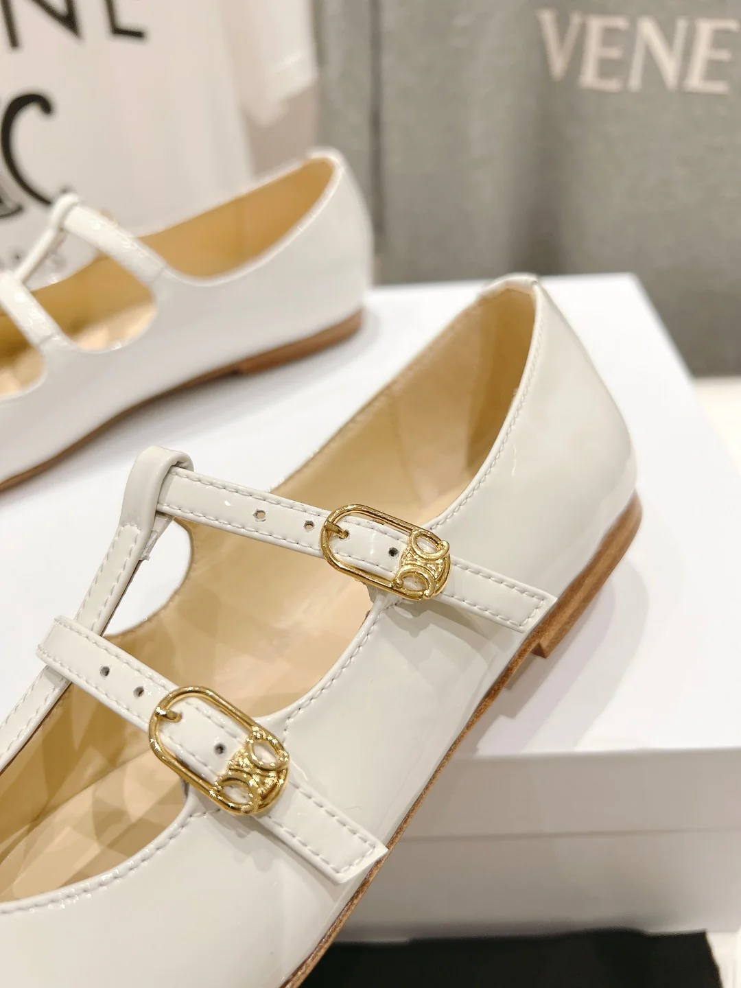 Новинка сезона весна/лето 2023 от Celine - Балетки Мэри Джейн - Белые