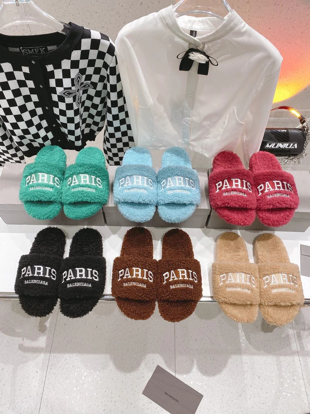 Новинка Balenciaga 2023 года - Меховые тапочки - Светло-голубые