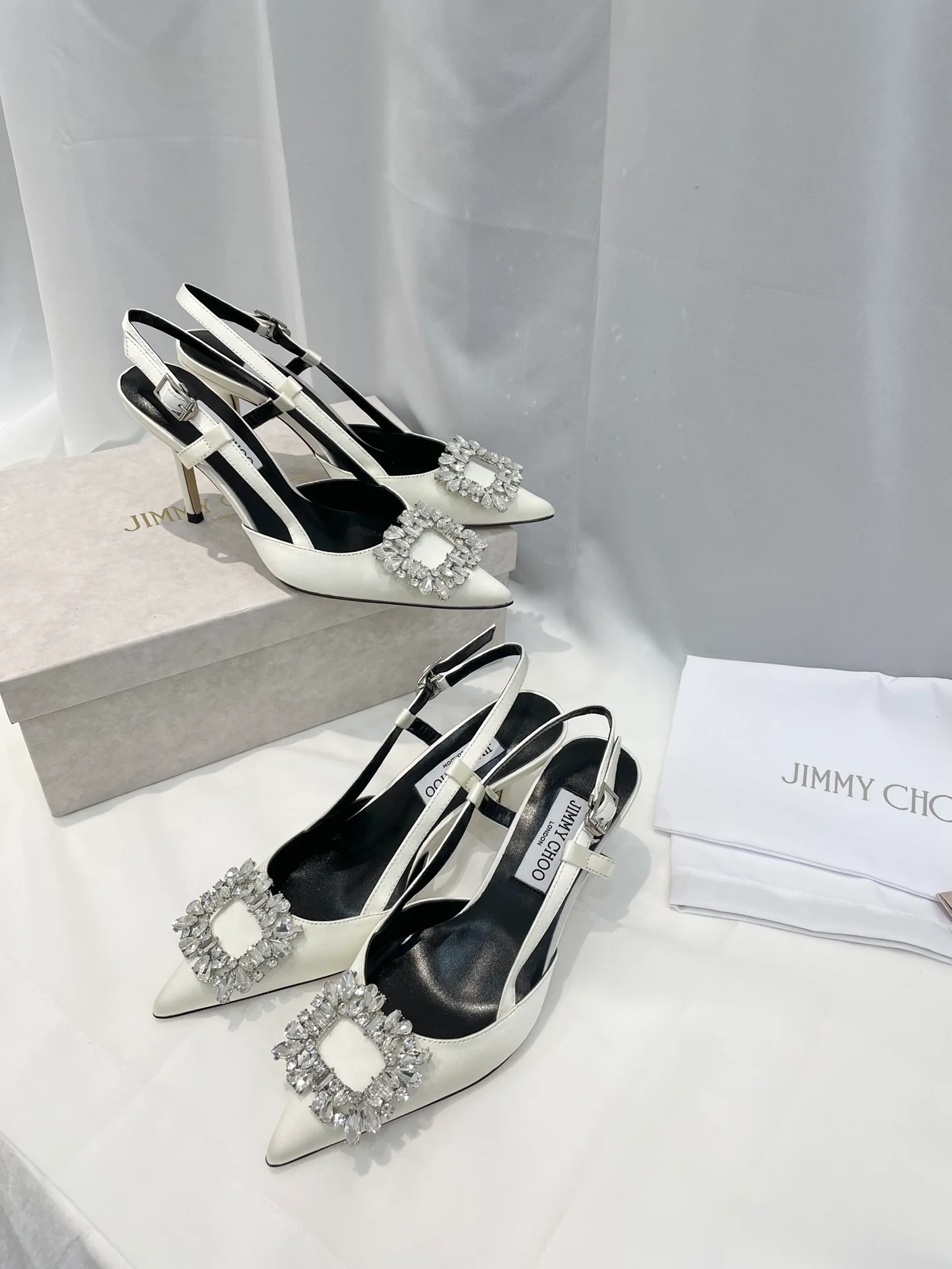 Серия Jimmy Goddess - Туфли на высоком каблуке с бриллиантовой пряжкой - Белые