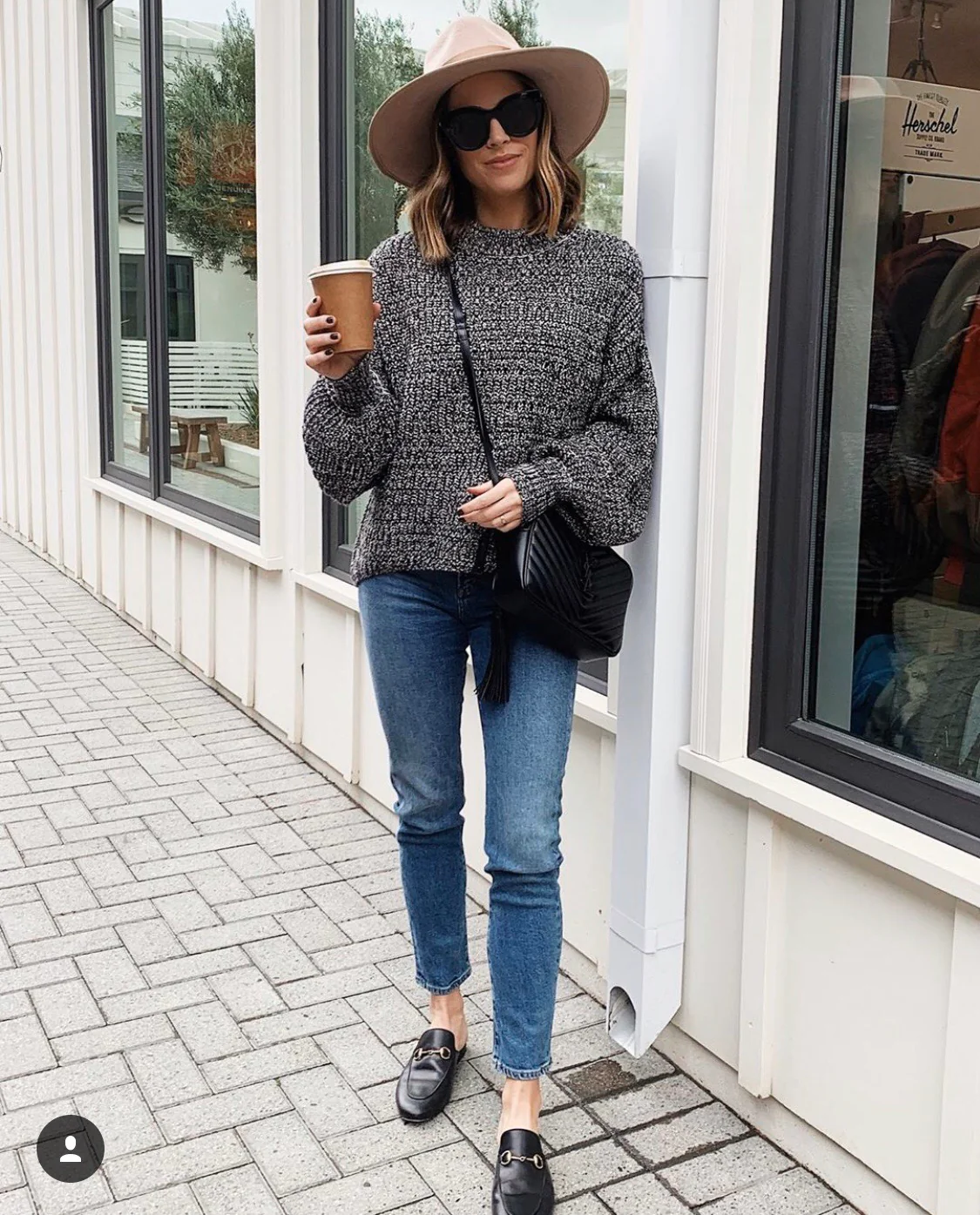 Фотосумка YSL Lou Bag — черная с черной пряжкой.