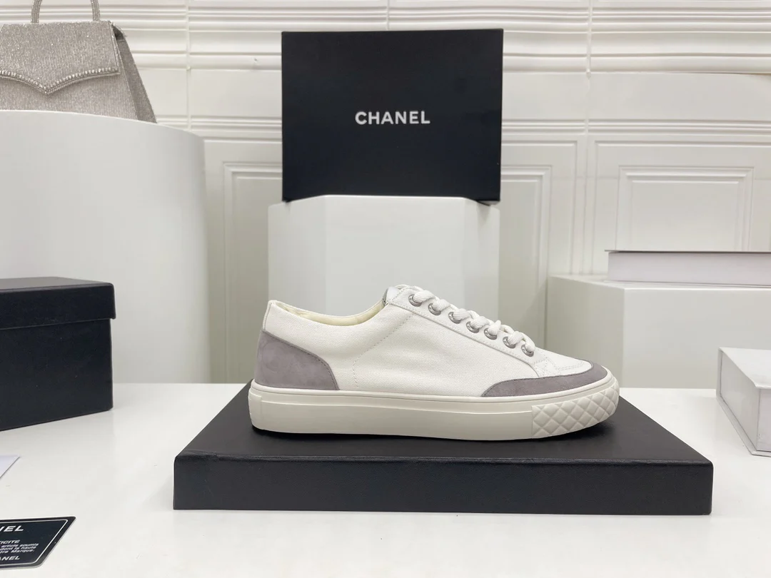 Весенние парусиновые туфли Chanel 2022: обязательный элемент гардероба.