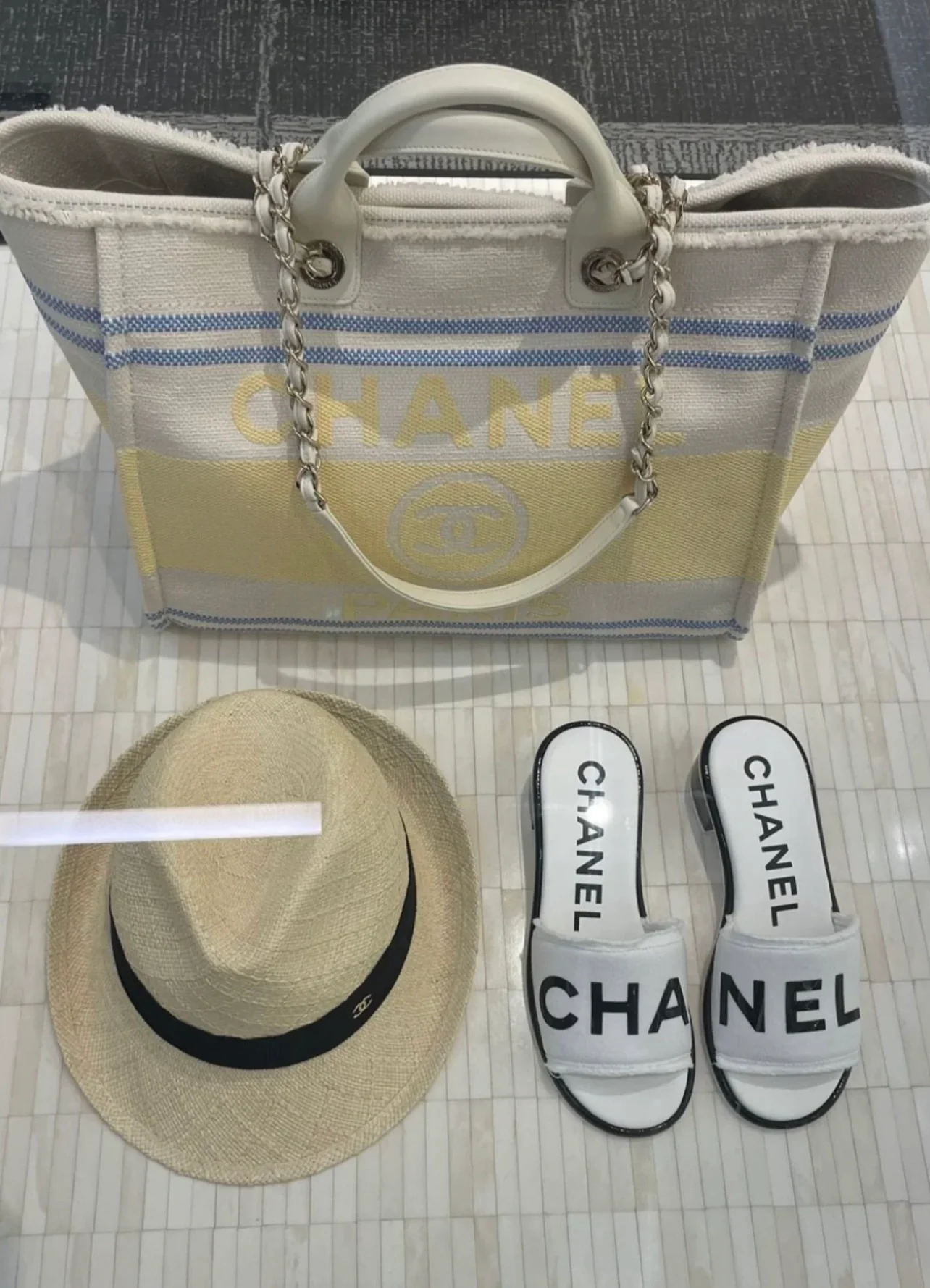 Пляжная сумка Chanel 25c, косметичка, ярко-желтая.
