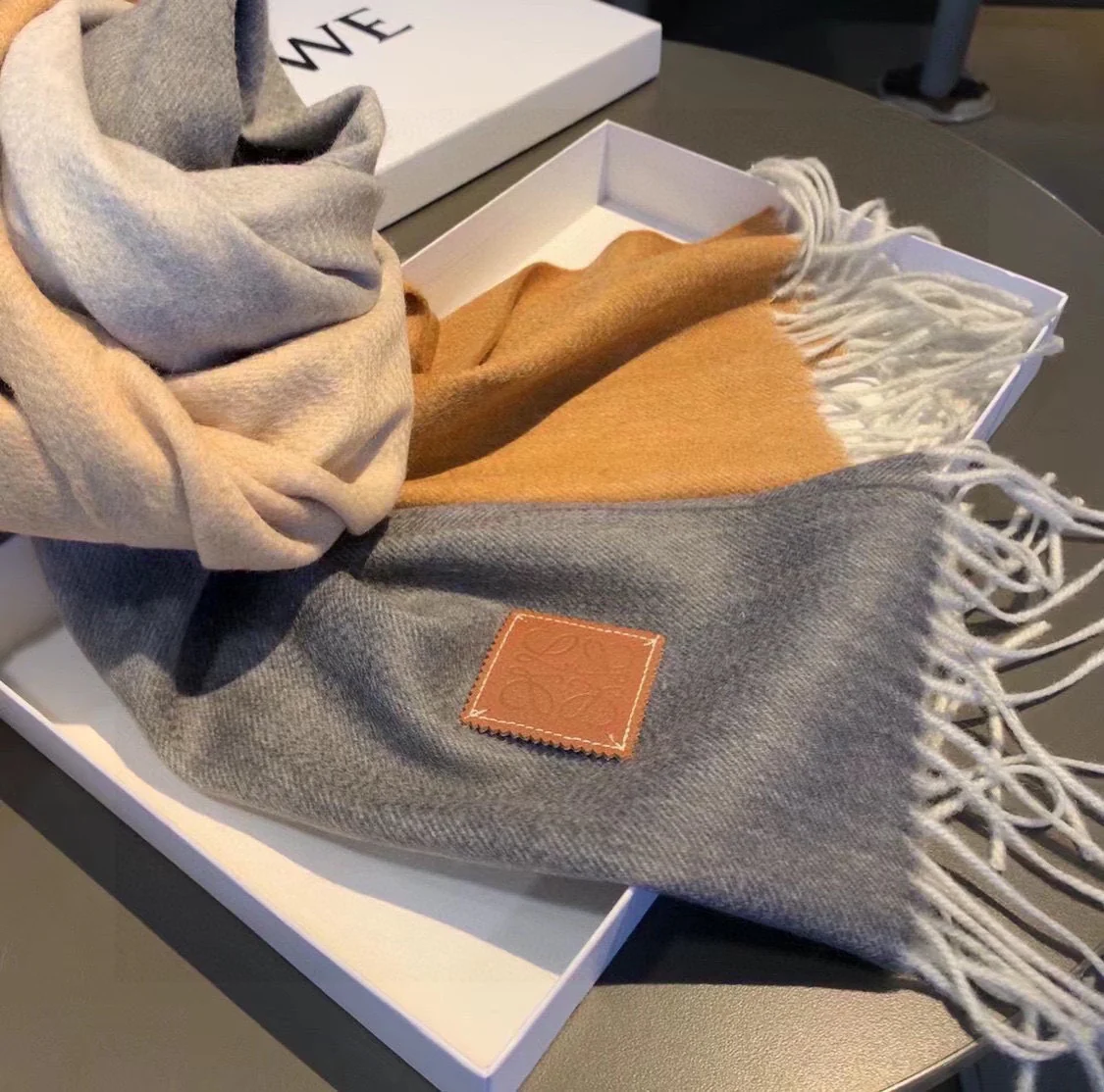 Lolwei - Шарф с кисточками ?Водяная рябь? - Серый