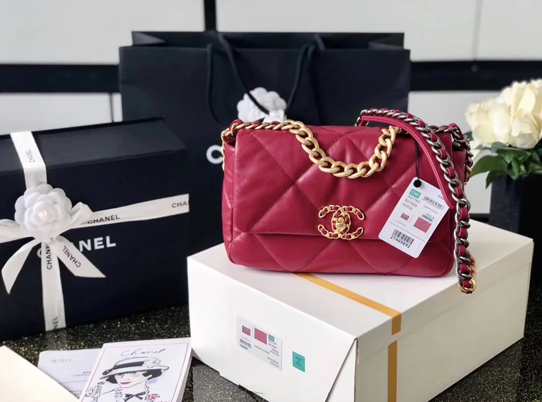 Сумка Chanel 19 — маленькая, сапфирово-красная.