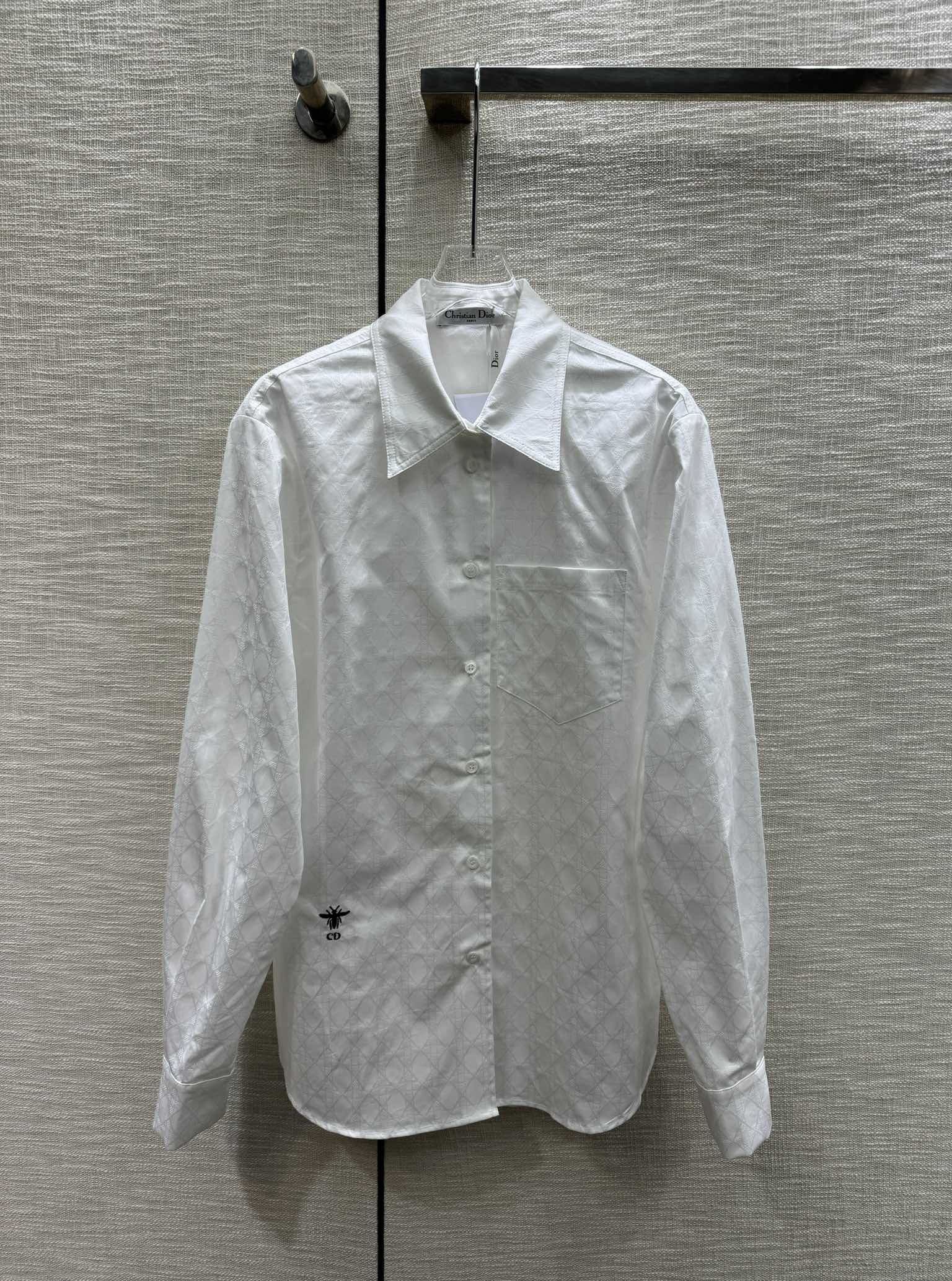 Dior 2403 - Белая рубашка с длинными рукавами и едва заметным логотипом Cannage.