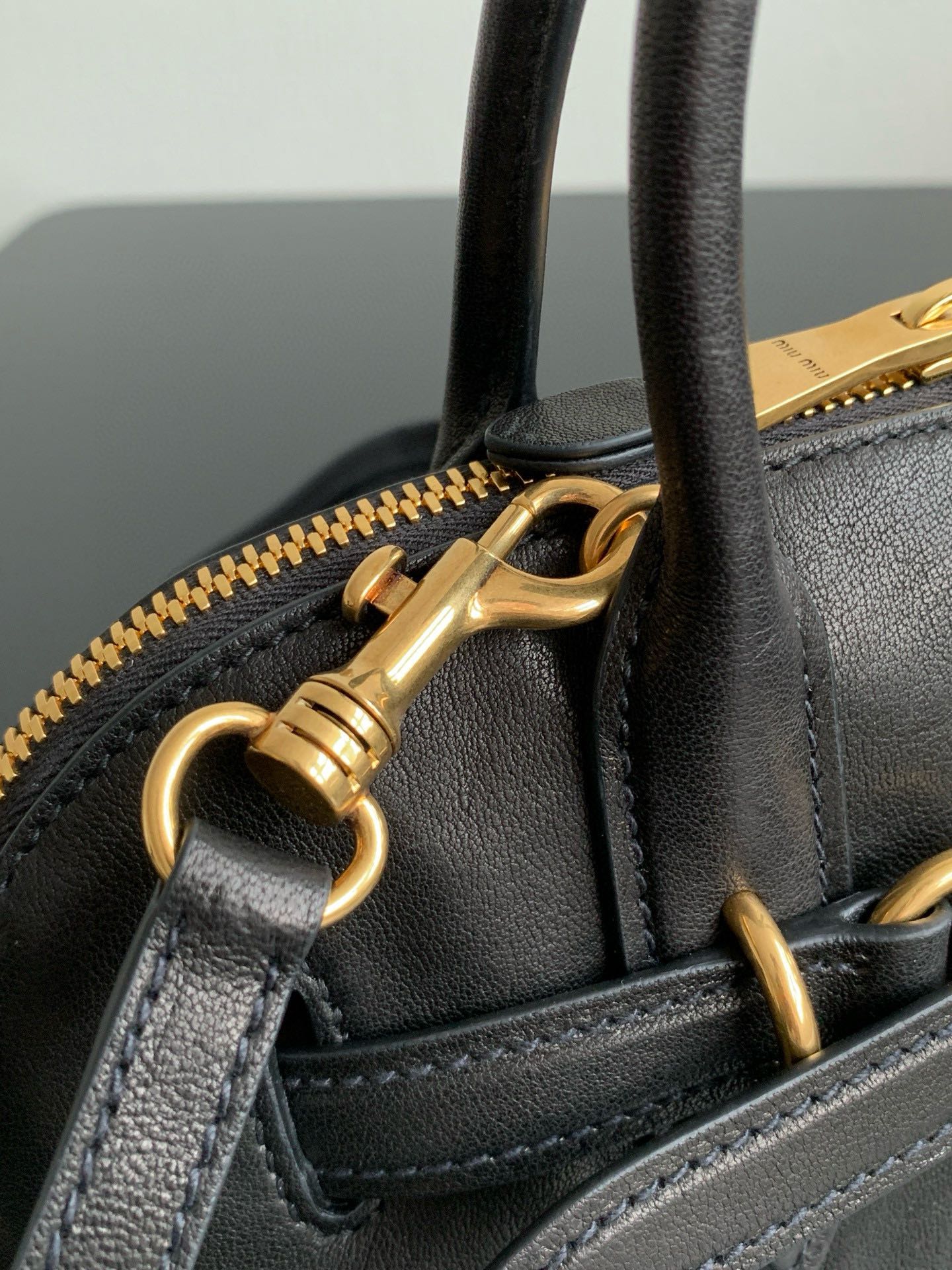 Сумка Miu Miu Aventure из кожи наппа - Черная - Средний размер