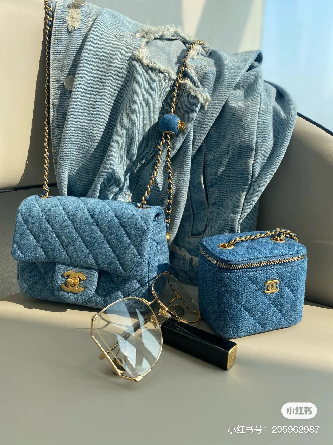 Chanel Denim Gold Ball - Изображение из коллекции