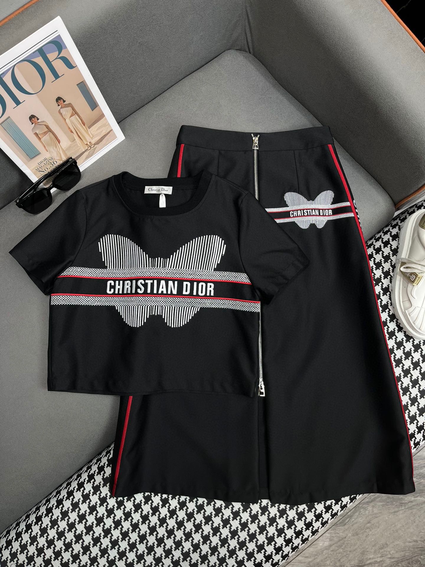 Летний костюм Dior 2403-24ss с вышитым узором ?Бабочки?, юбка — черный.