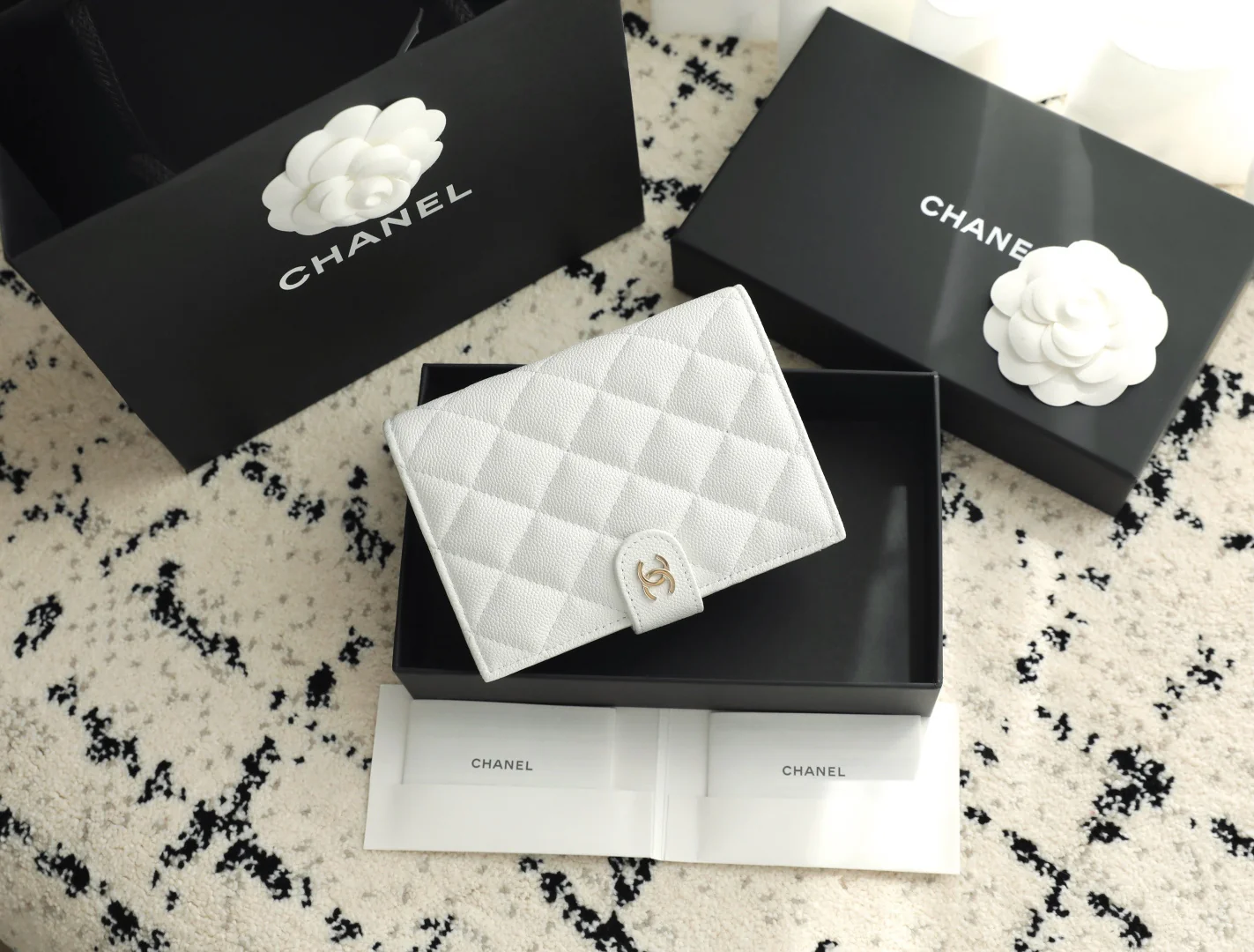 Chanel - телячья кожа 25 карат с пряжкой из белого и светлого золота.