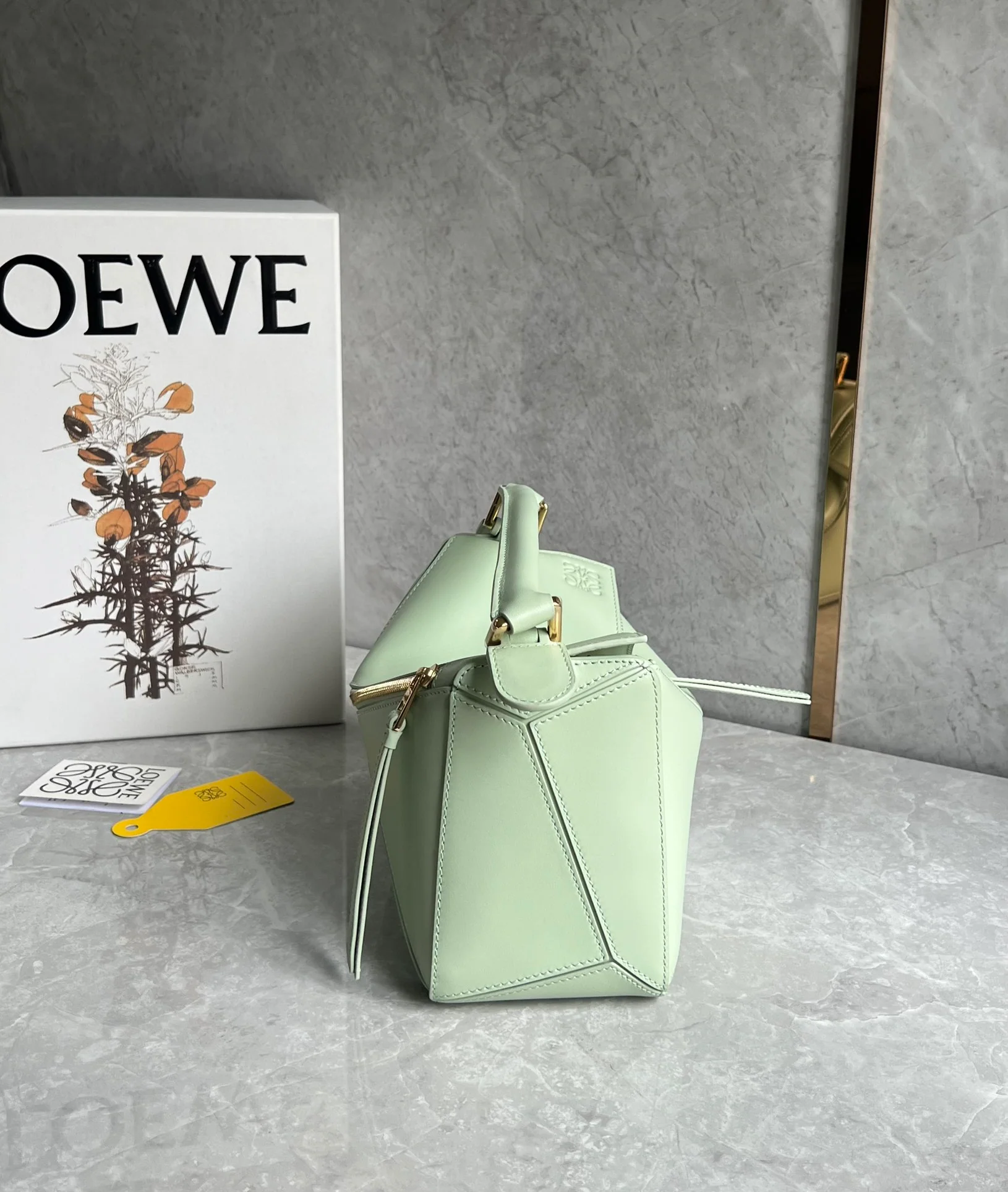 Кожаная сумка через плечо Loewe Puzzle - изумрудно-зеленая.