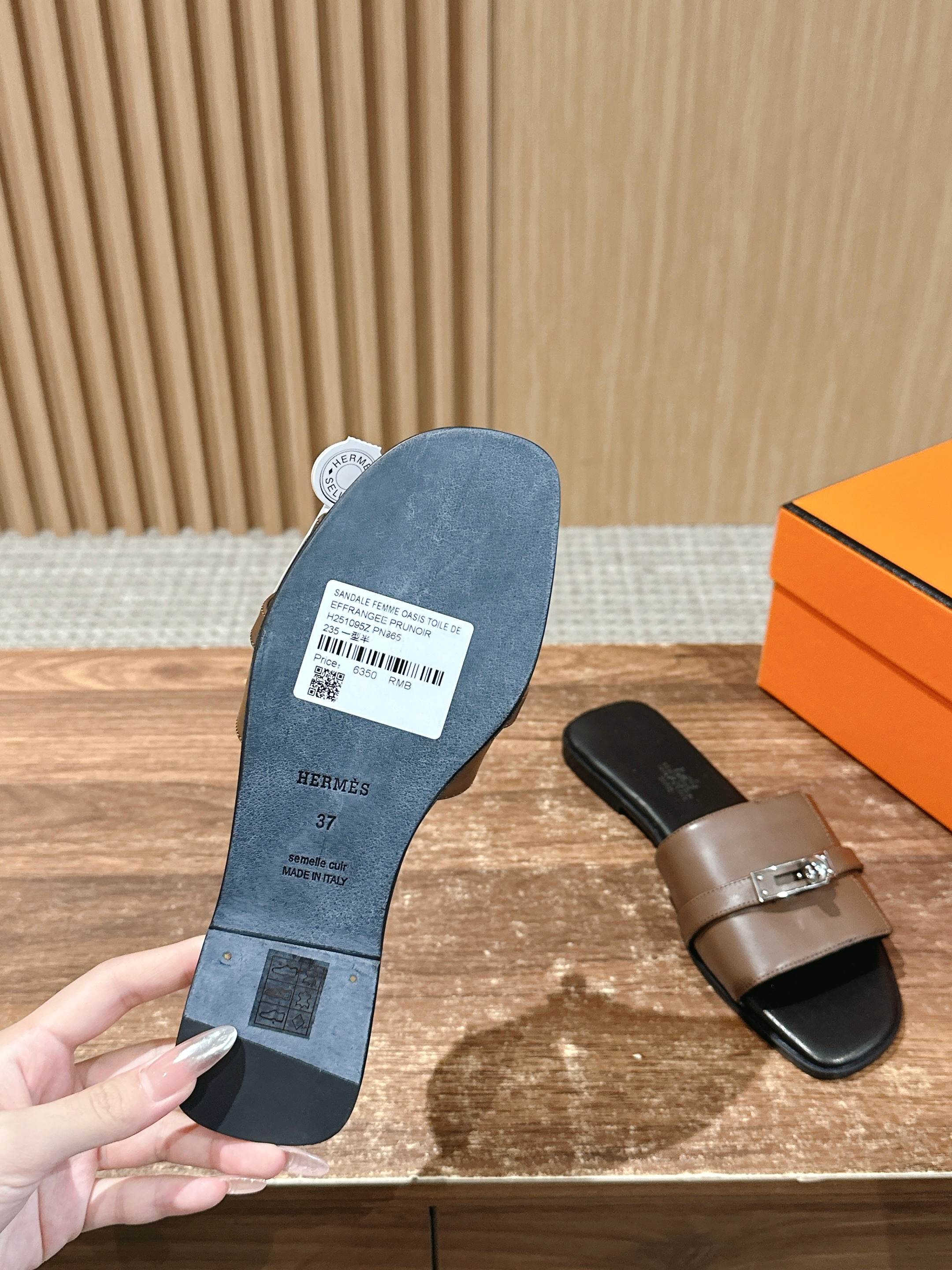 Сандалии Hermes Kelly с пряжкой, черные.