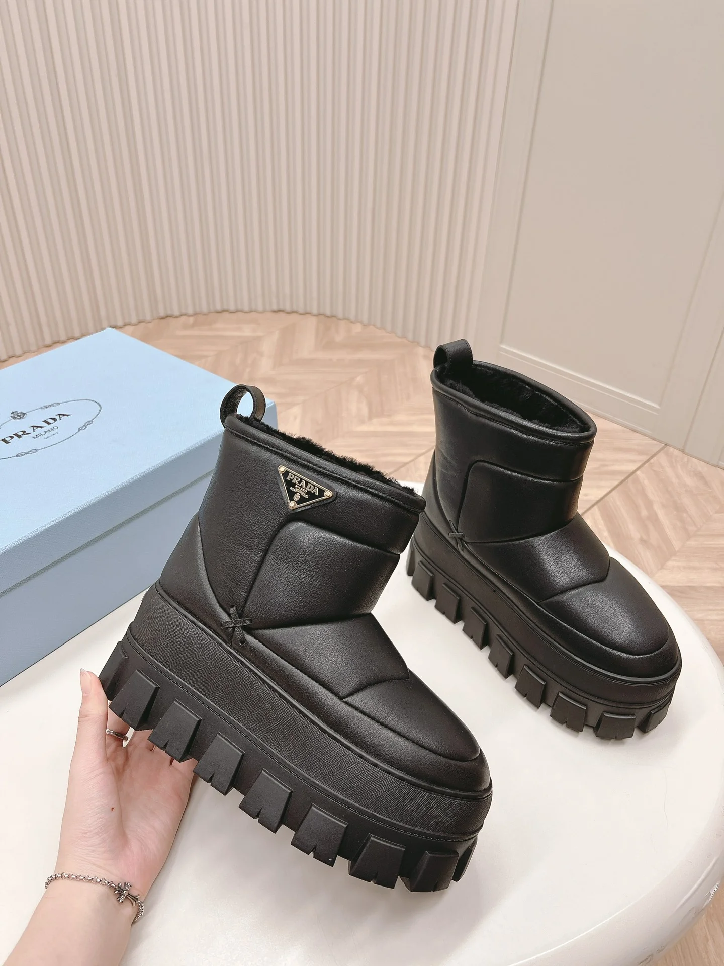Снежные ботинки Prada на платформе 2024 года - черные