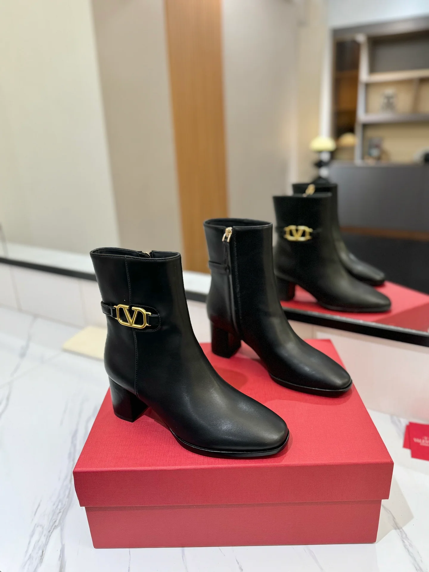 Valentino 2024 - Ботинки для верховой езды с логотипом V - Черные - 1