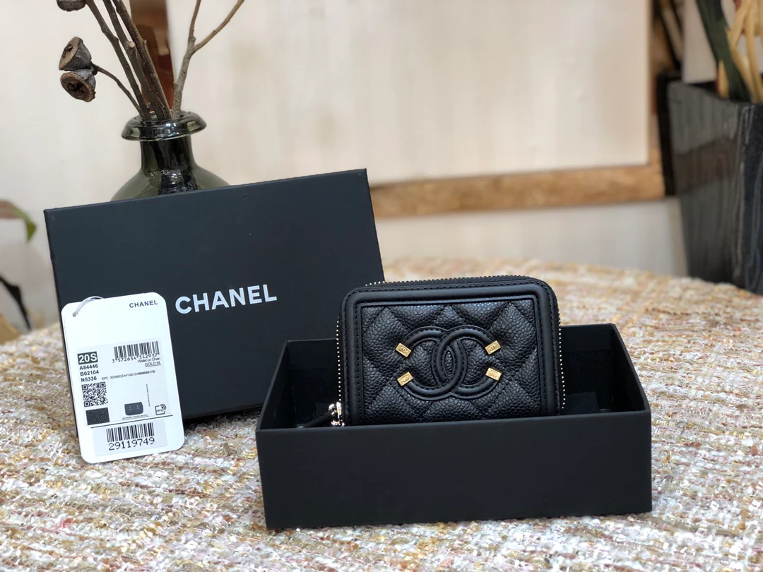 Винтажный кожаный кошелек Chanel с логотипом CC и застежкой-молнией - антикварная фурнитура.