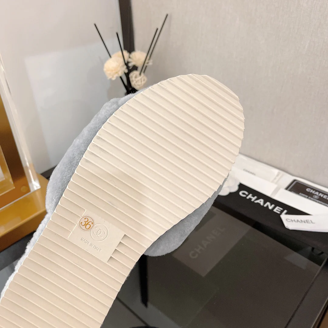 Коллекция Chanel 2022 года с подиума - Меховые тапочки - Серые