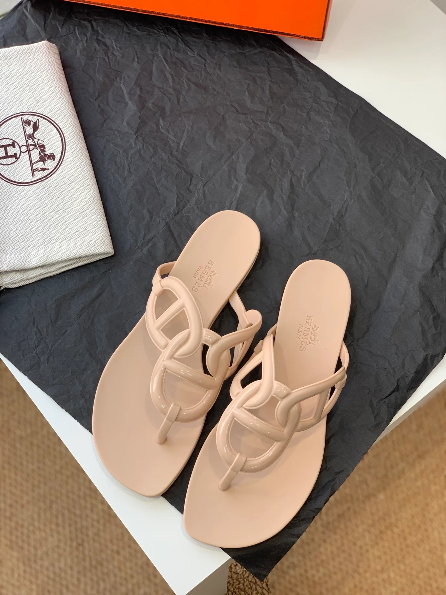 Новые шлепанцы Hermes-aloha 