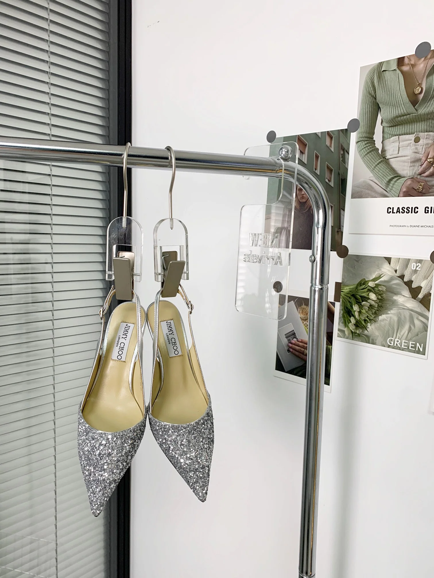 Новинки коллекции Jimmy весна/лето 2022 — туфли на высоком каблуке с пайетками.