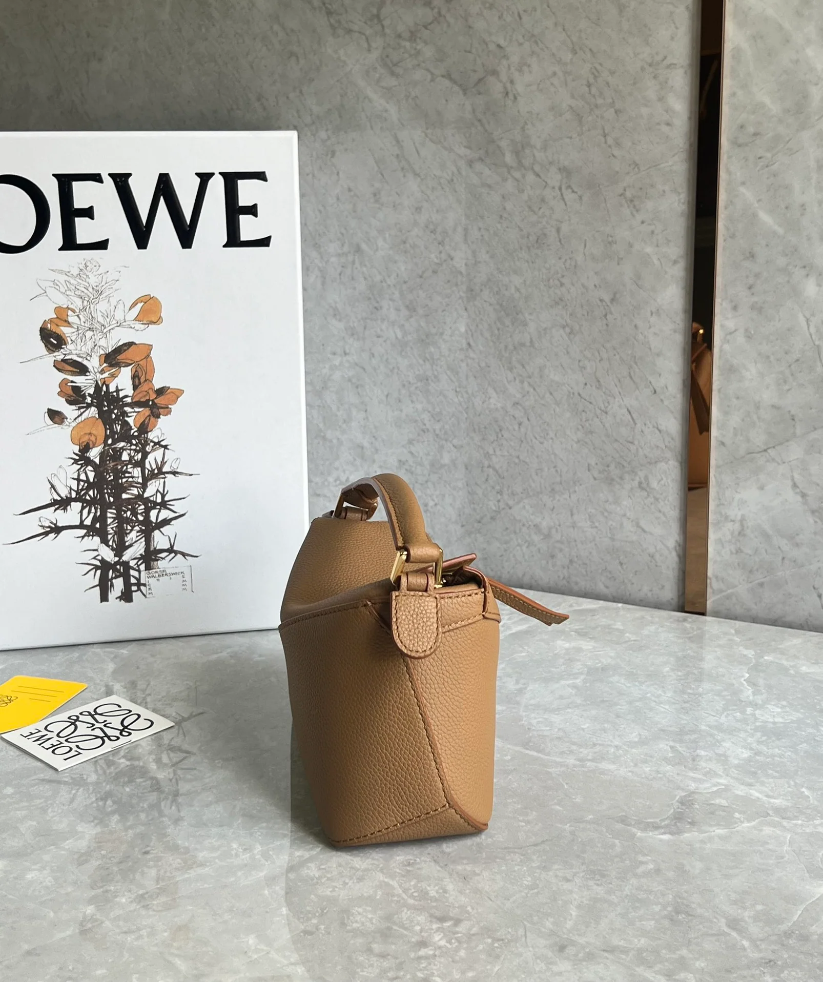 Миниатюрная кожаная сумка Loewe Puzzle Mini