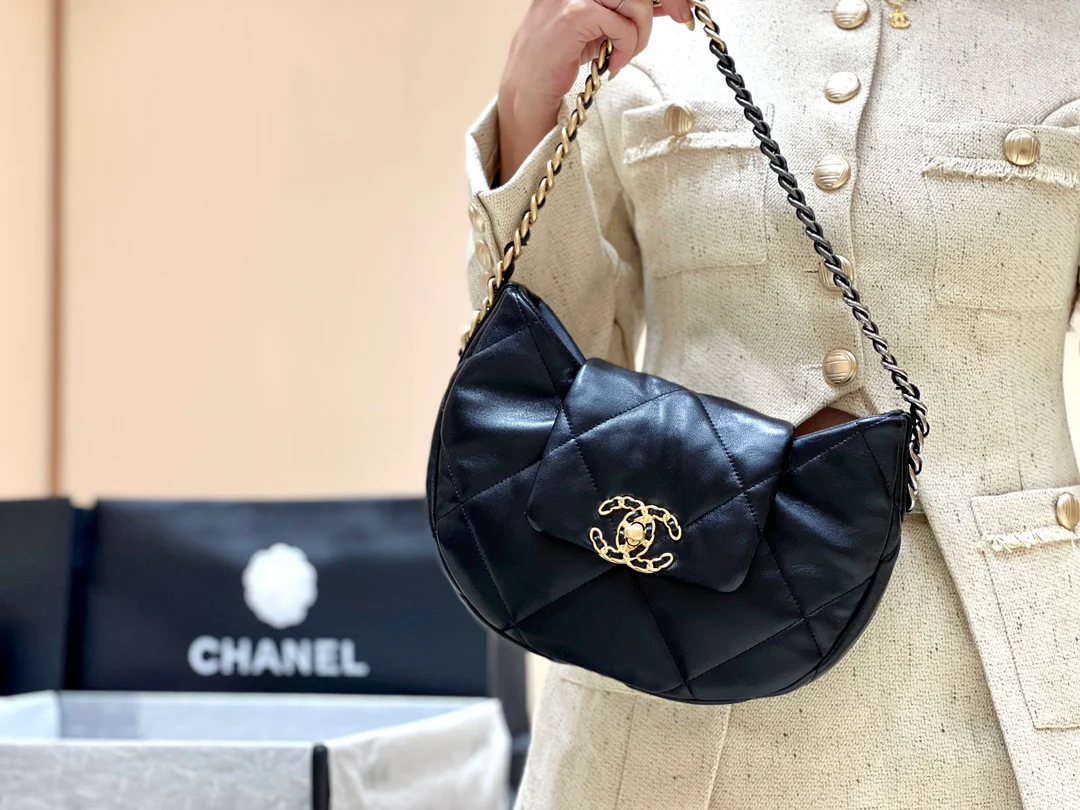 Новая коллекция Chanel ?Ранняя весна? — 24c — 19bag — сумка-хобо под мышкой — черная.