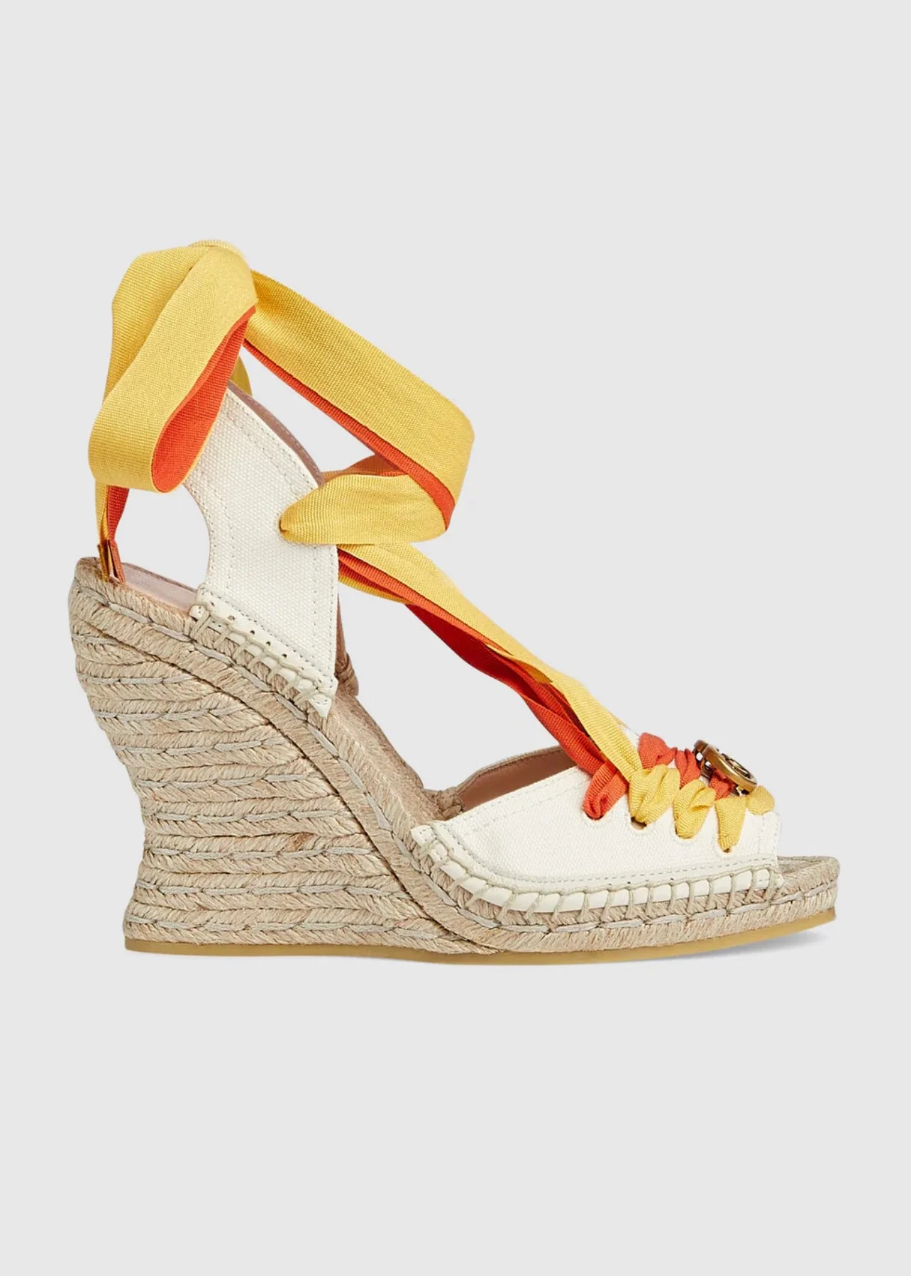 Новинка весны 2023 года от Gucci - Соломенные сандалии на танкетке - Белые